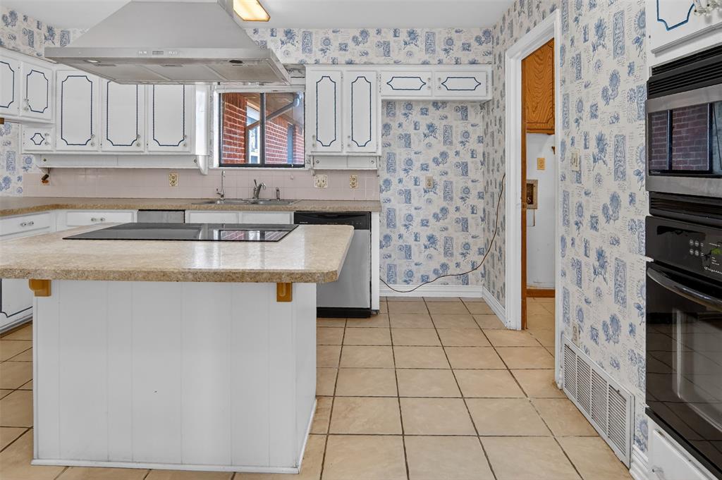 Weatherford, Texas, 76087, United States, 3 Bedrooms Bedrooms, ,2 BathroomsBathrooms,Residential,For Sale,2005416