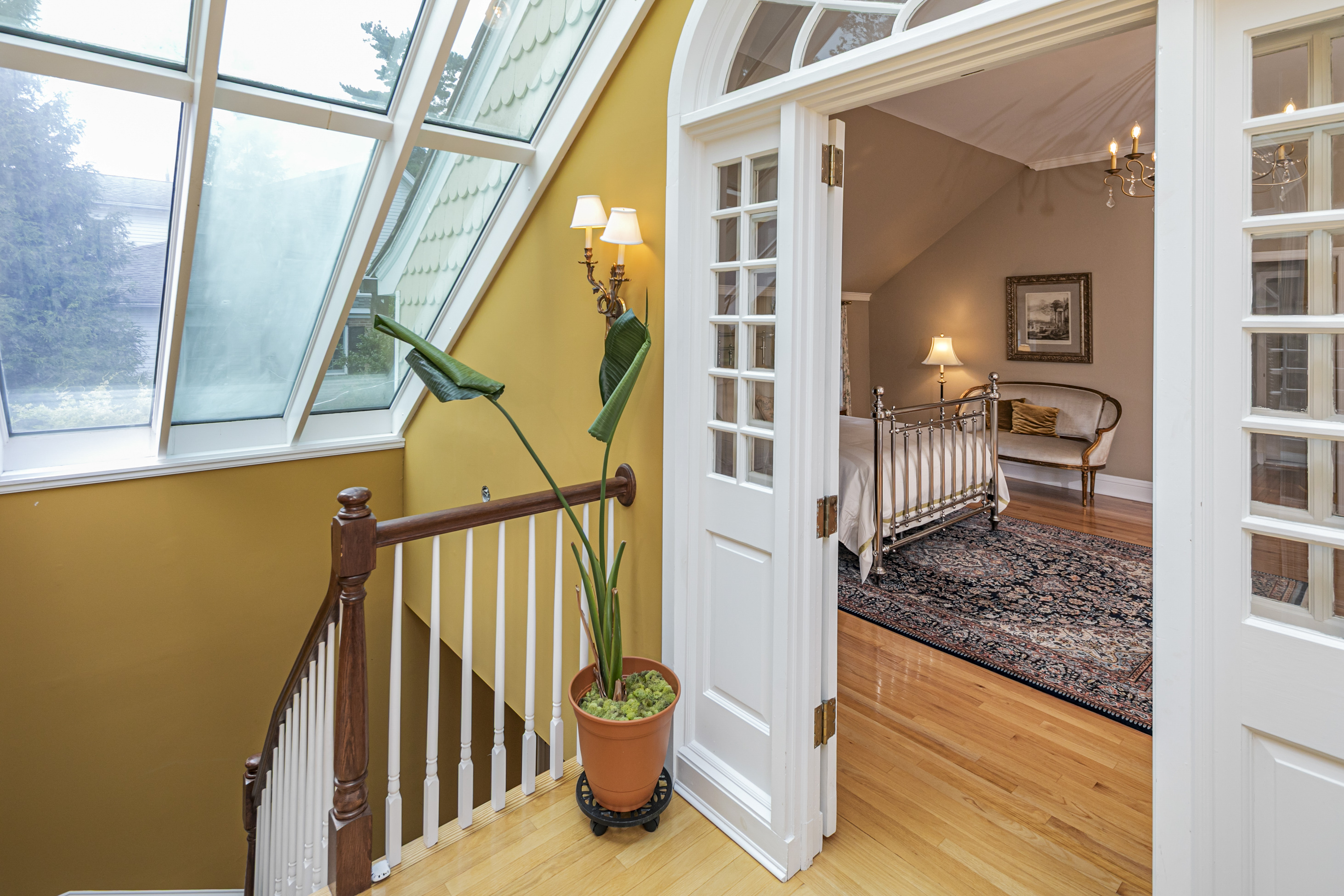  a gated western section home where  european gardens meet storybook style - 物件實景
