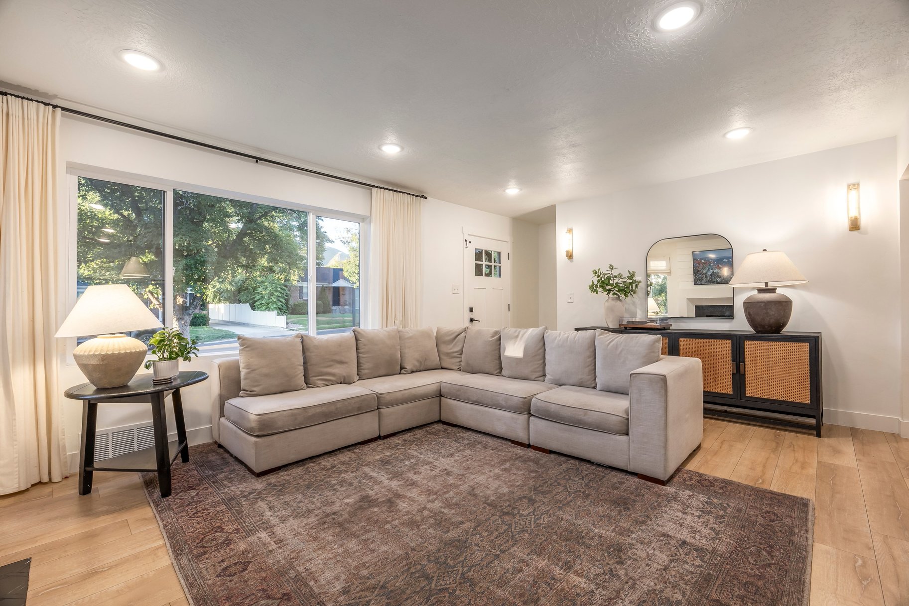  Remodeled Rambler with Outside Basement Entrance - 物件實景