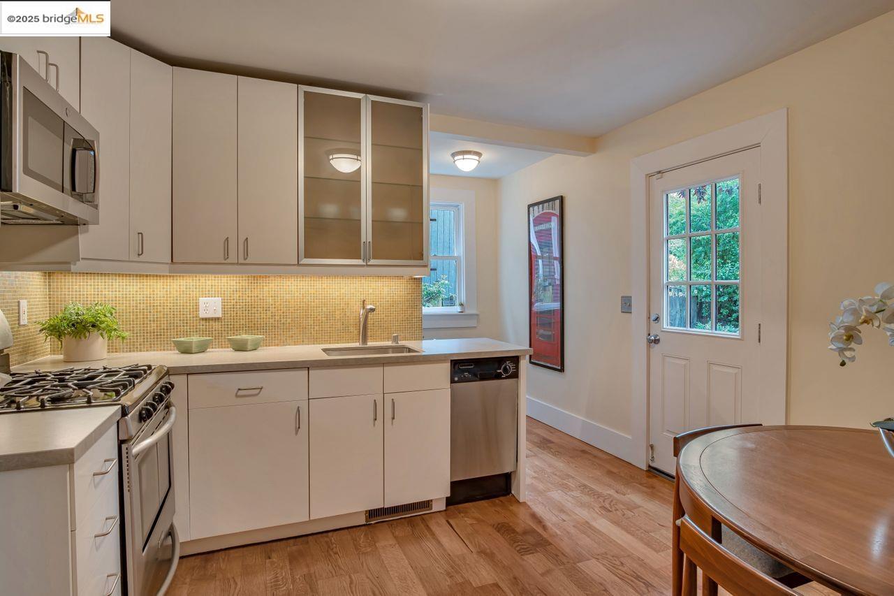 Oakland, California, 94609, United States, 2 Bedrooms Bedrooms, ,1 BathroomBathrooms,Residential,For Sale,1934711