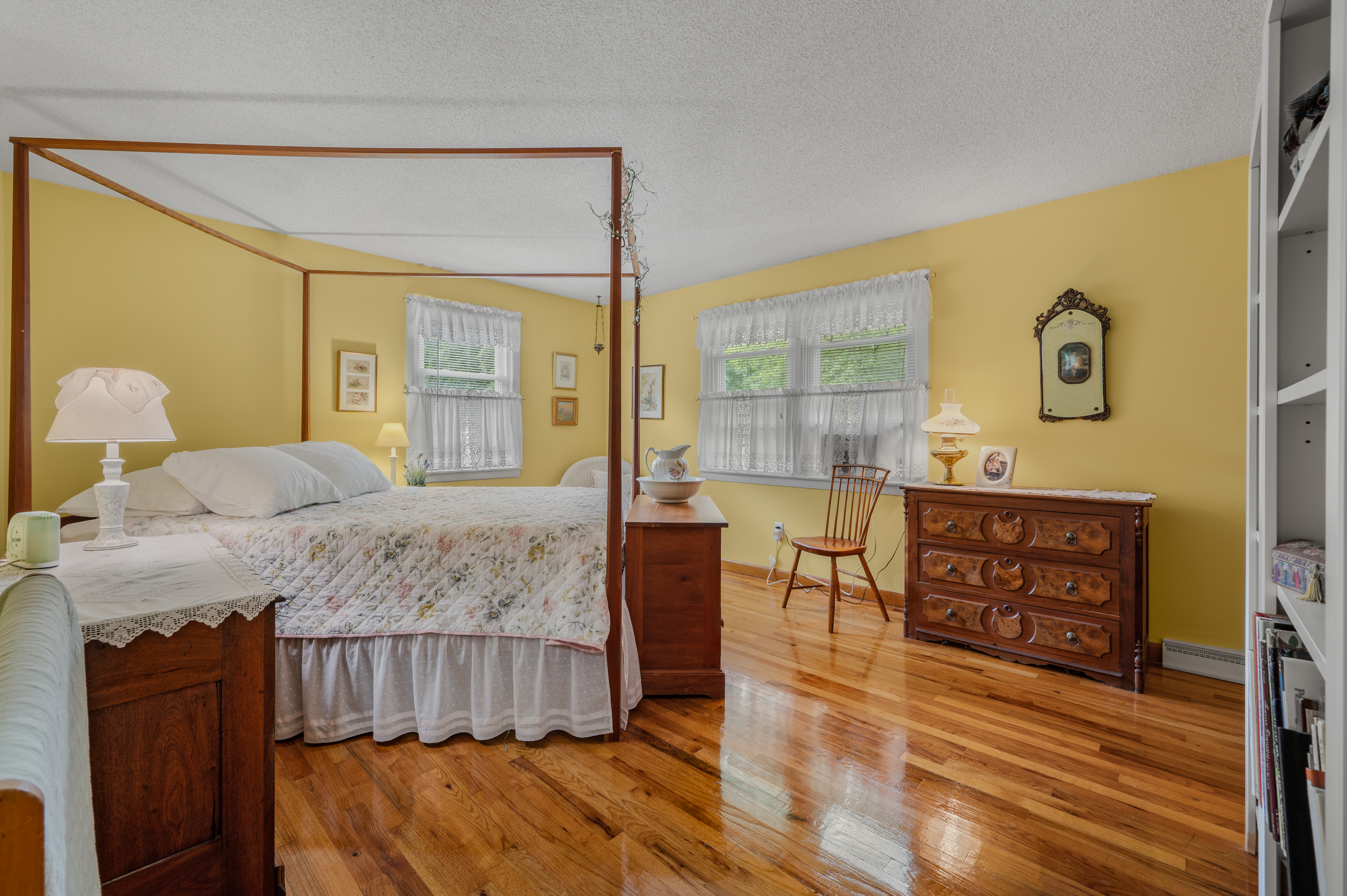  Discover easy coastal living in this sun-drenched Niantic townhouse. - 物件實景
