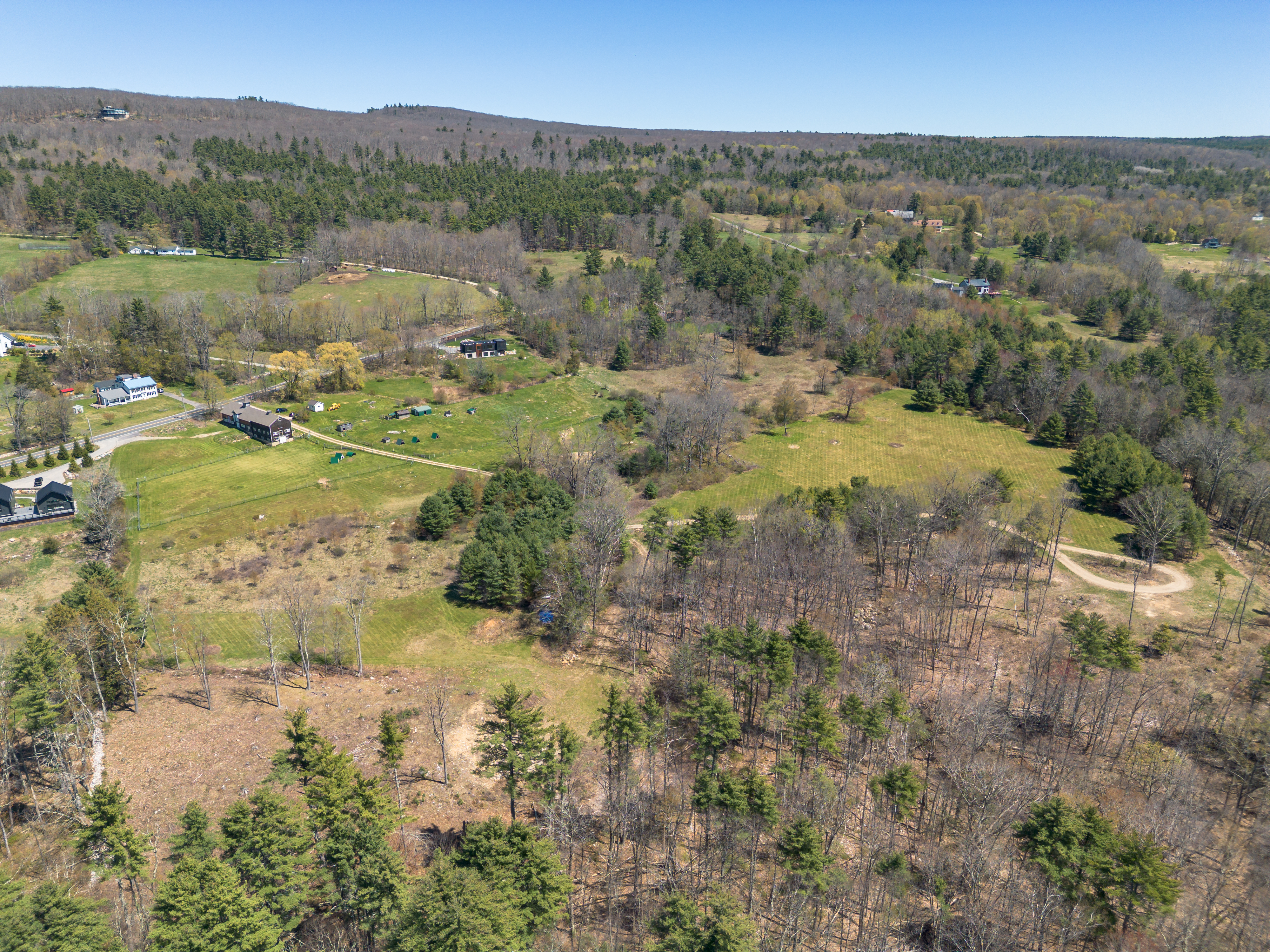  A Tranquil Berkshire Legacy: 22 Scenic Acres and a Landmark 3-Story Barn, Brookm - 物件實景