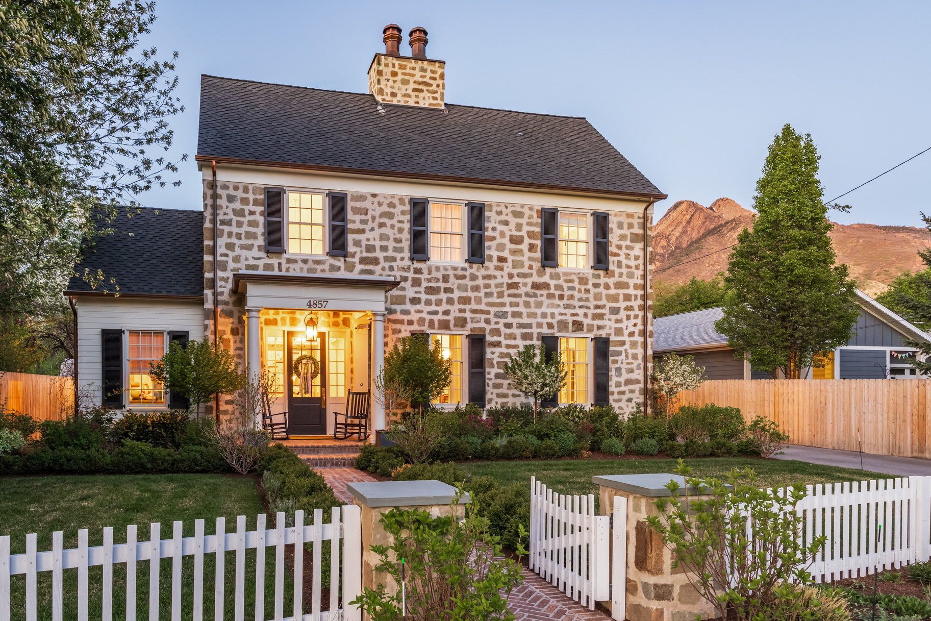  Timeless Colonial Charm Meets Refined Modern Luxury In This Storybook Retreat - 物件實景