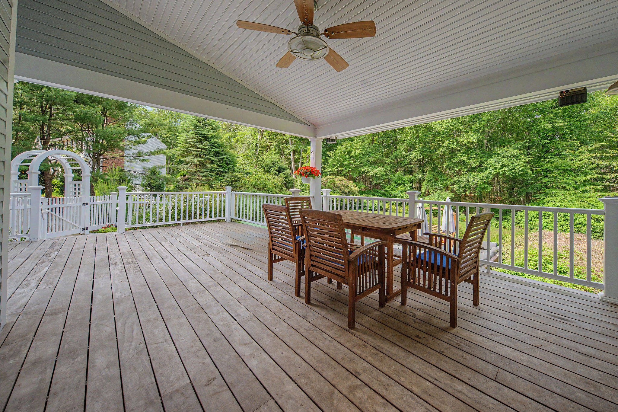  Experience shoreline luxury in this exceptional Colonial home - 物件實景