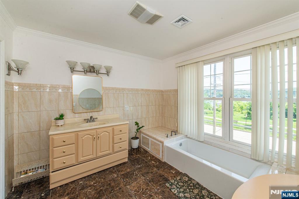 Pompton Lakes, New Jersey, 07442, United States, 3 Bedrooms Bedrooms, ,3 BathroomsBathrooms,Residential,For Sale,1875225