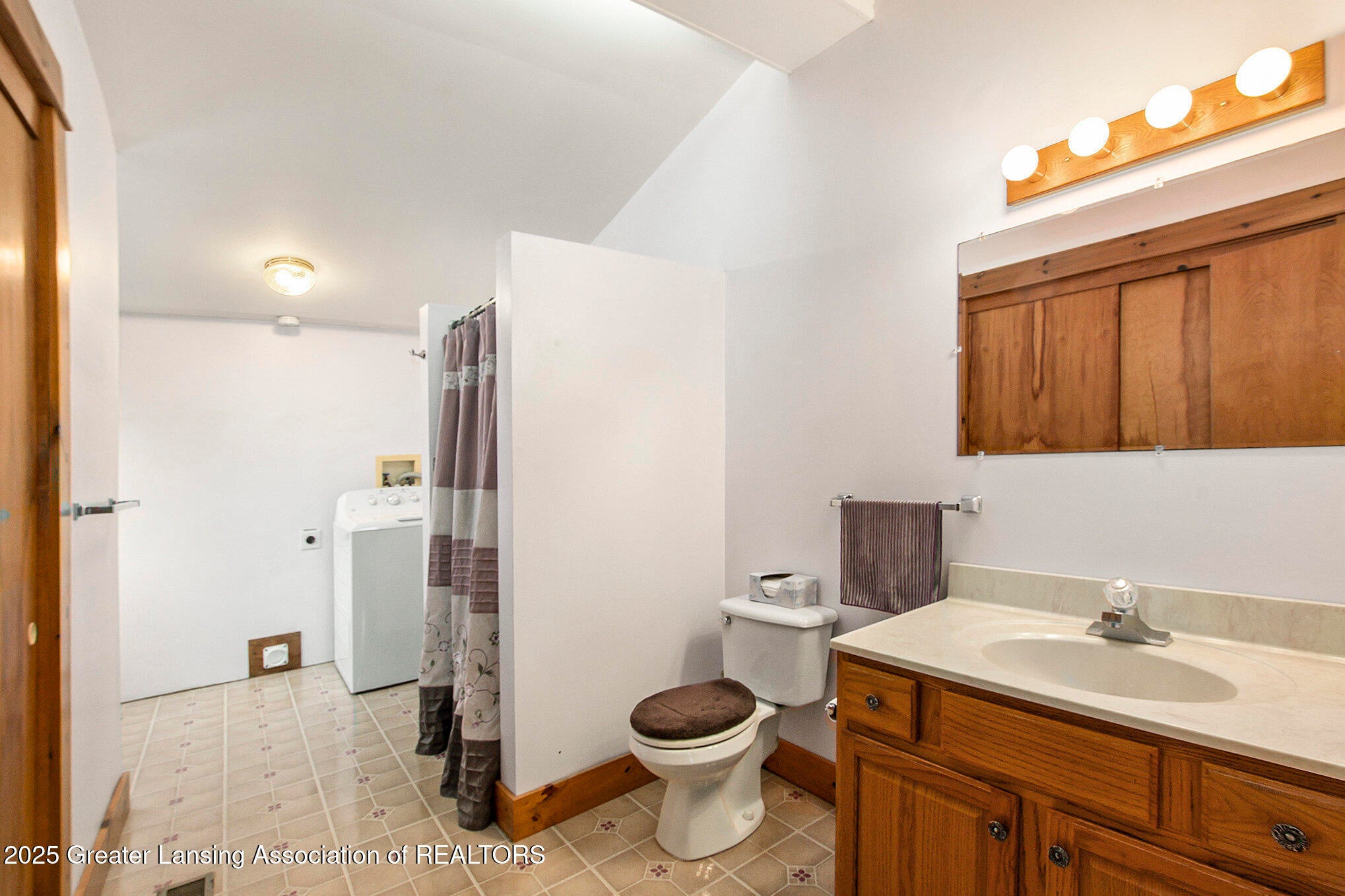 Webberville, Michigan, 48892, United States, 5 Bedrooms Bedrooms, ,2 BathroomsBathrooms,Residential,For Sale,1963155