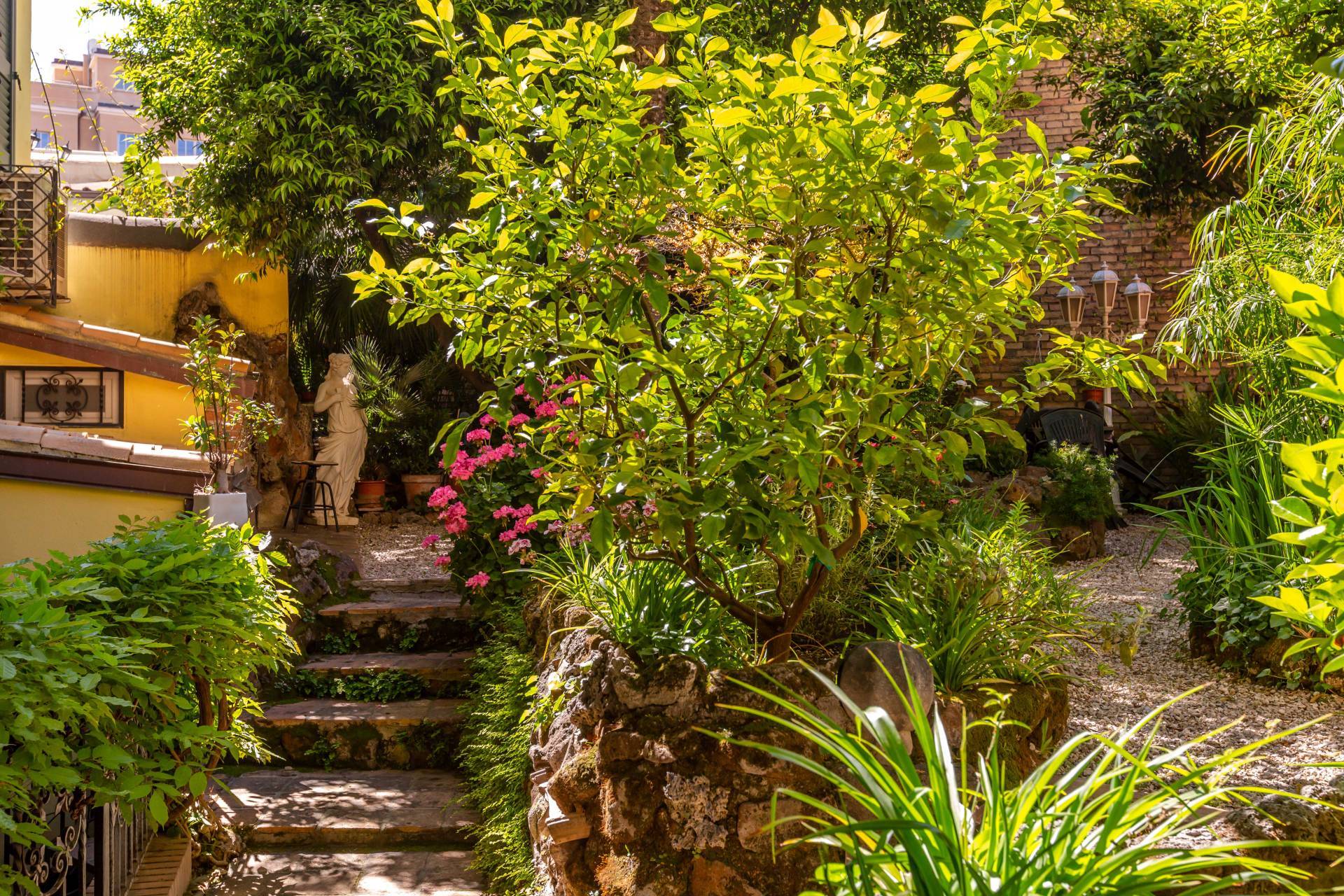 Roma, Roma, 00100, IT, 4 Bedrooms Bedrooms, ,4 BathroomsBathrooms,Residential,For Sale,1993511