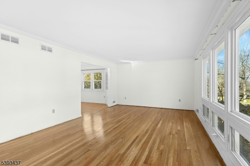 Berkeley Heights Twp., New Jersey, 07922, United States, 4 Bedrooms Bedrooms, ,2 BathroomsBathrooms,Residential,For Sale,2003400