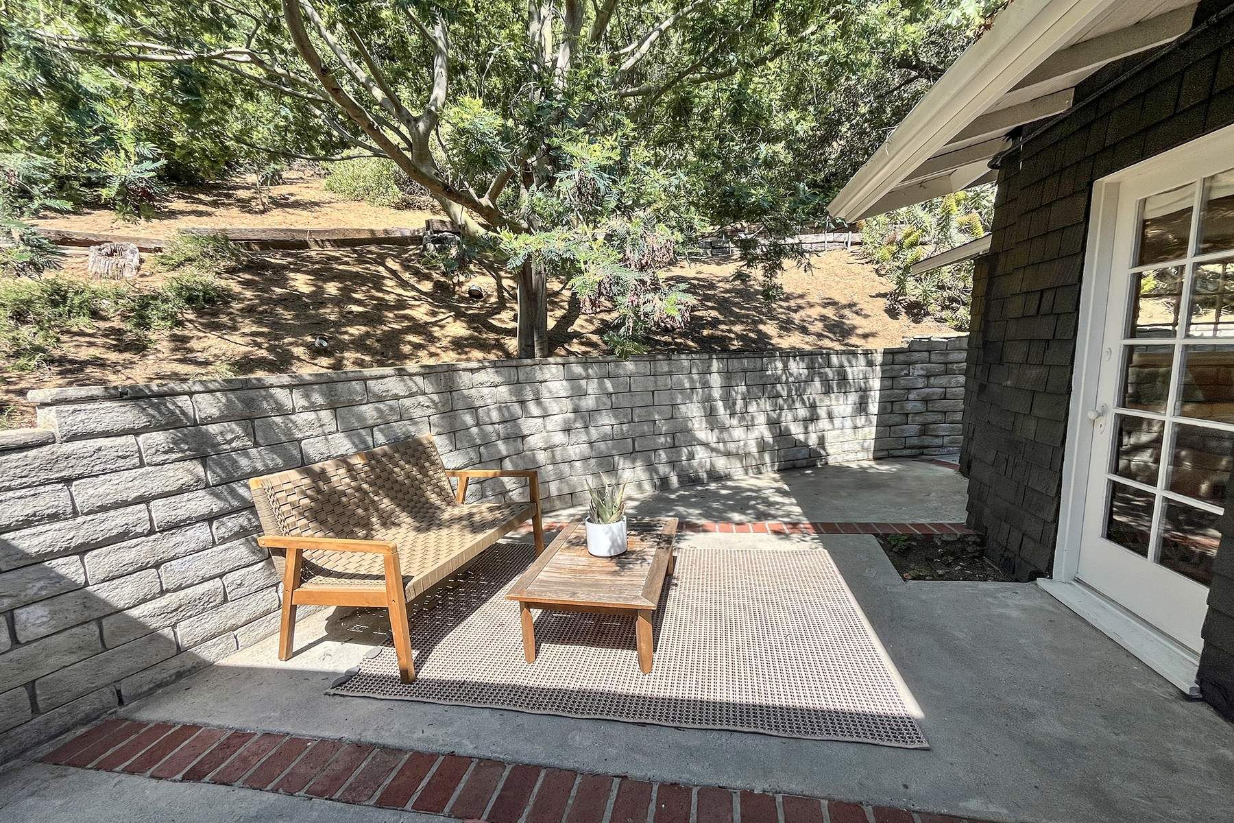  2323 Stanley Hills Drive - 物件實景