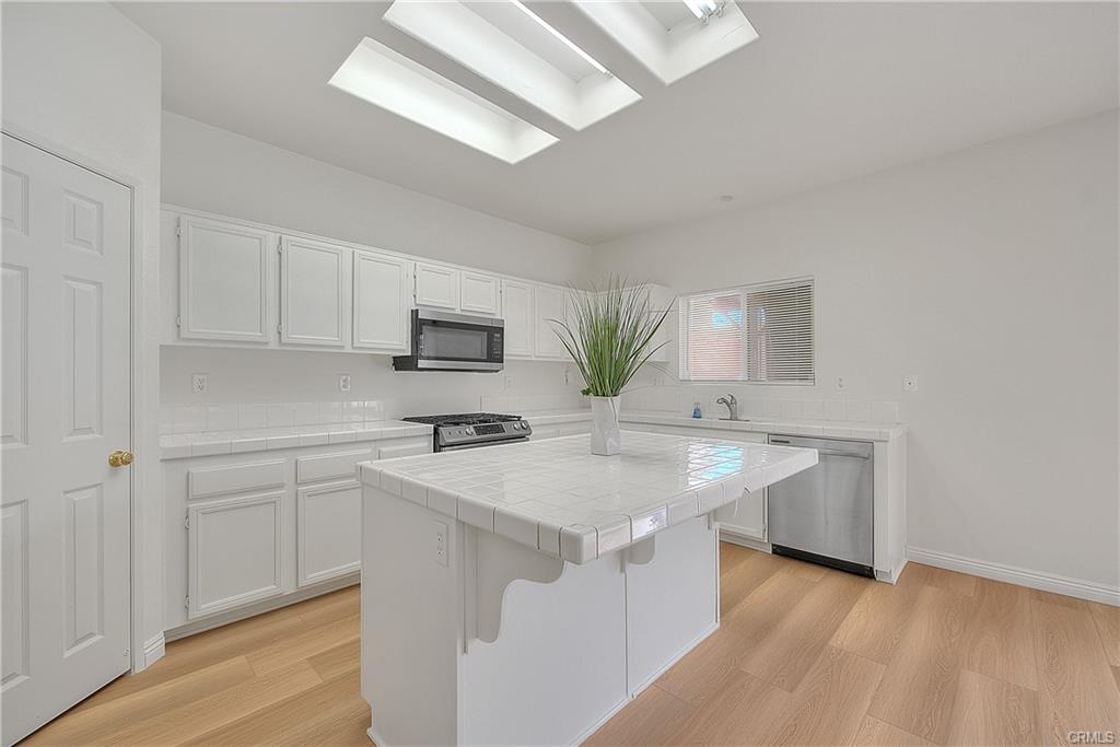 Victorville, California, 92392, United States, 5 Bedrooms Bedrooms, ,3 BathroomsBathrooms,Residential,For Sale,1996162