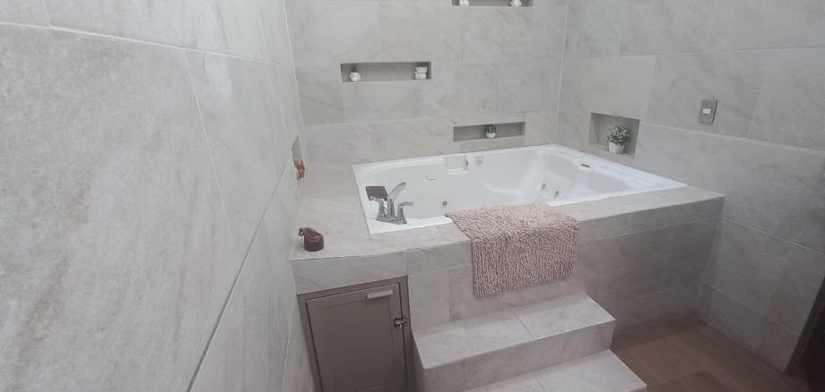 Circuito de la Pimavera, Torreón, Coahuila de Zaragoza, 27018, Mexico, 5 Bedrooms Bedrooms, ,3 BathroomsBathrooms,Residential,For Sale,Circuito de la Pimavera,1587997