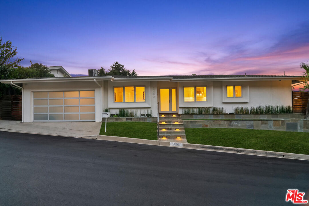 Sherman Oaks, California, 91403, United States, 3 Bedrooms Bedrooms, ,2 BathroomsBathrooms,Residential,For Sale,1940952