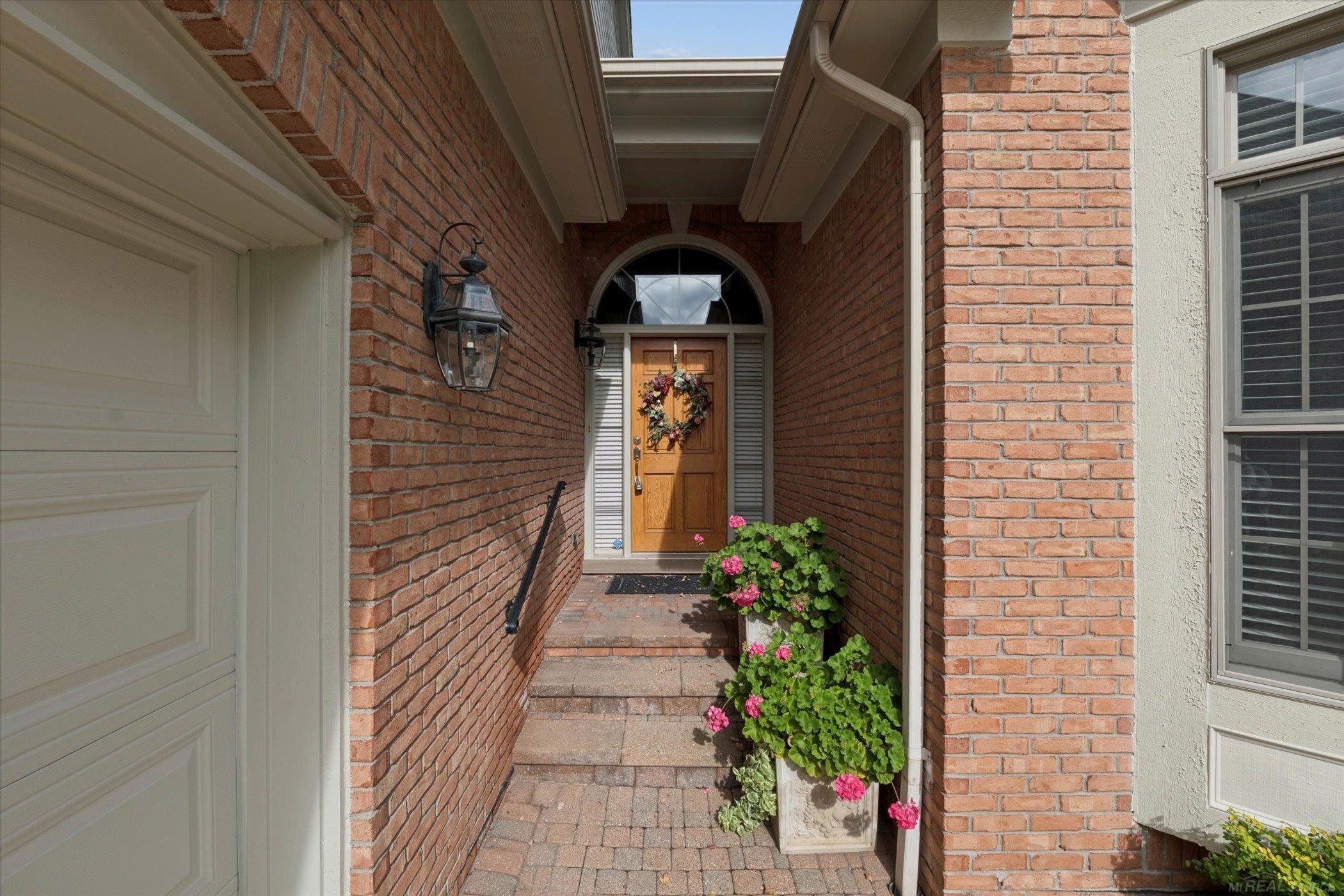 Oakland Twp, Michigan, 48306, United States, 2 Bedrooms Bedrooms, ,4 BathroomsBathrooms,Residential,For Sale,1984320