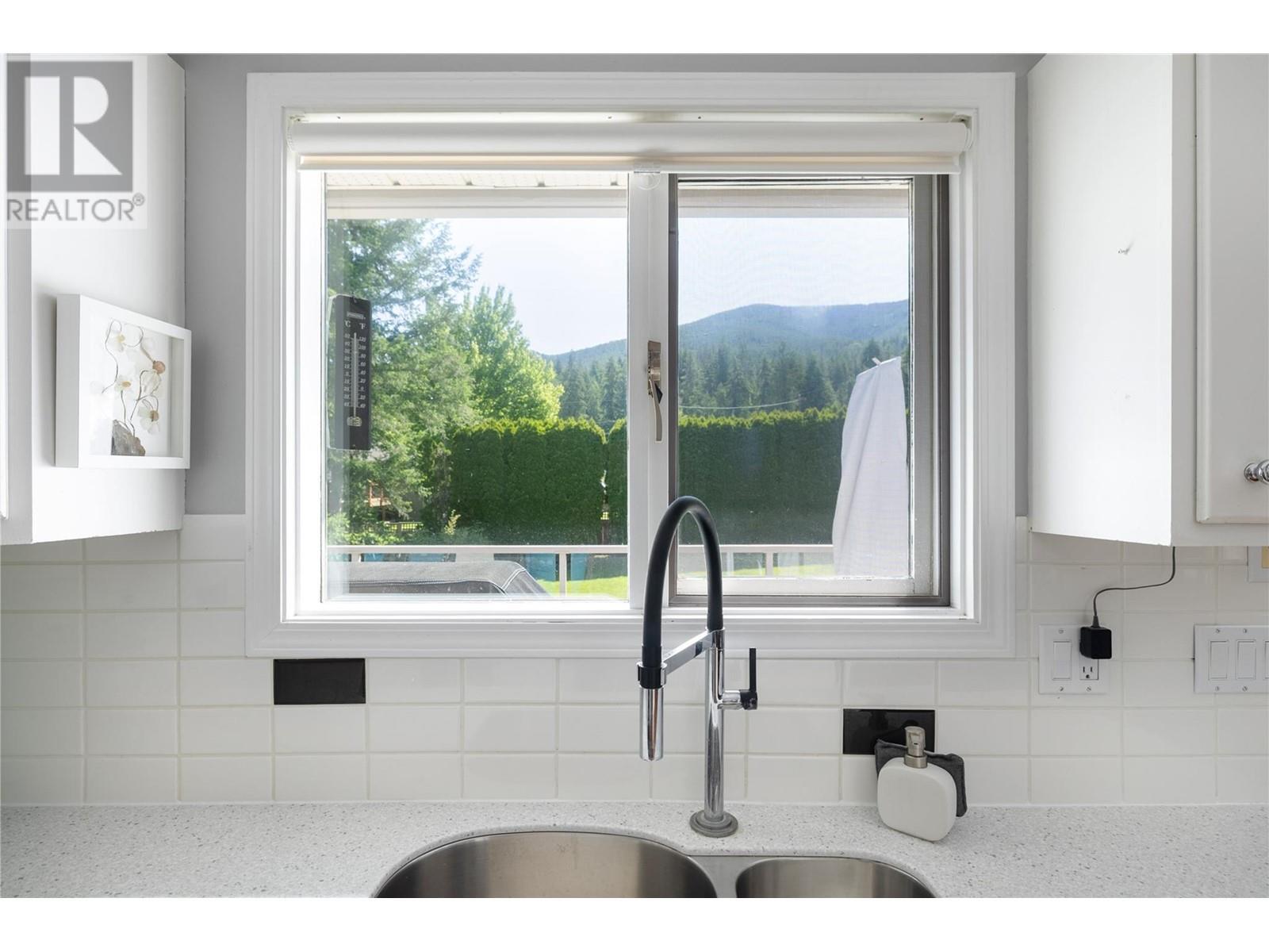 SPALLUMCHEEN, British Columbia, V4Y 0S8, CA, 5 Bedrooms Bedrooms, ,2 BathroomsBathrooms,Residential,For Sale,1950720