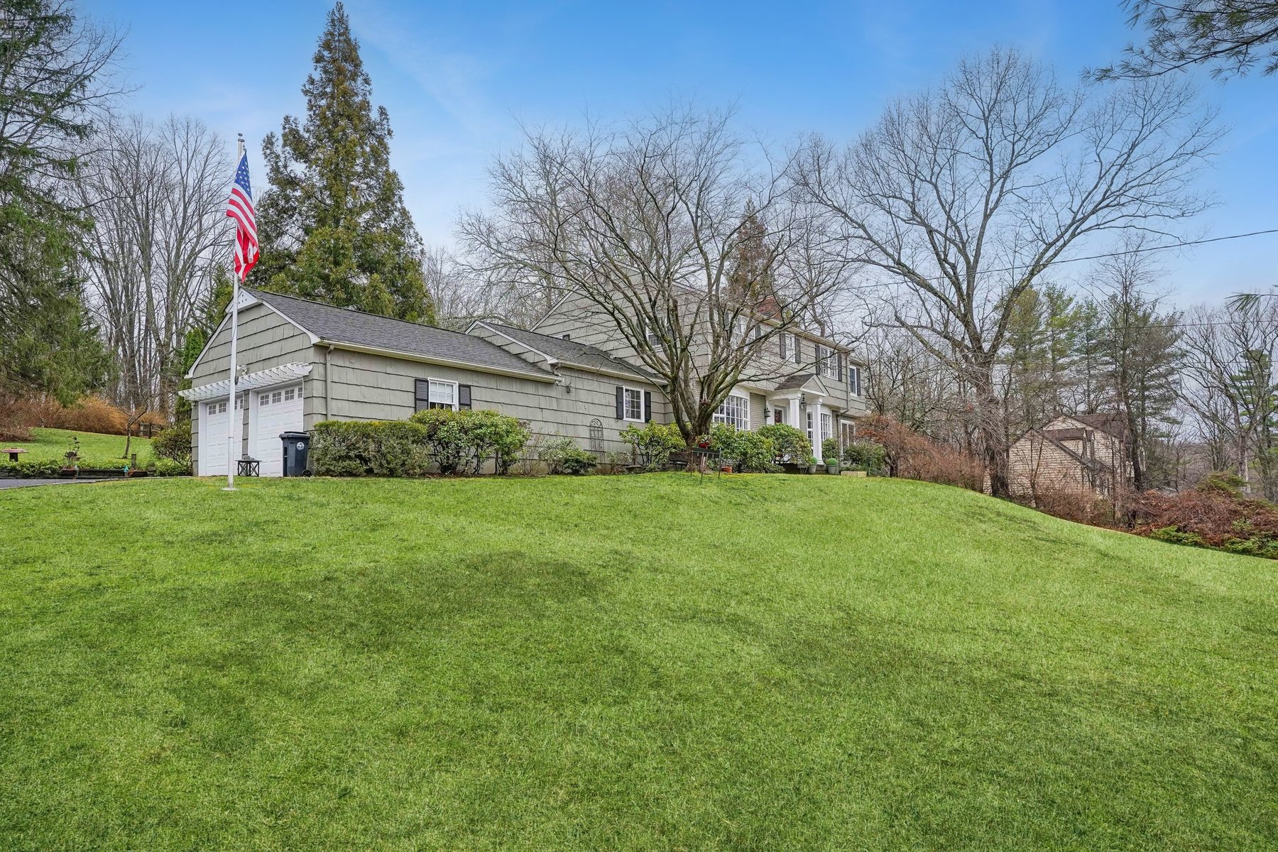  Classic Center Hall Colonial Privately Set on 1.2 Acres - 物件實景