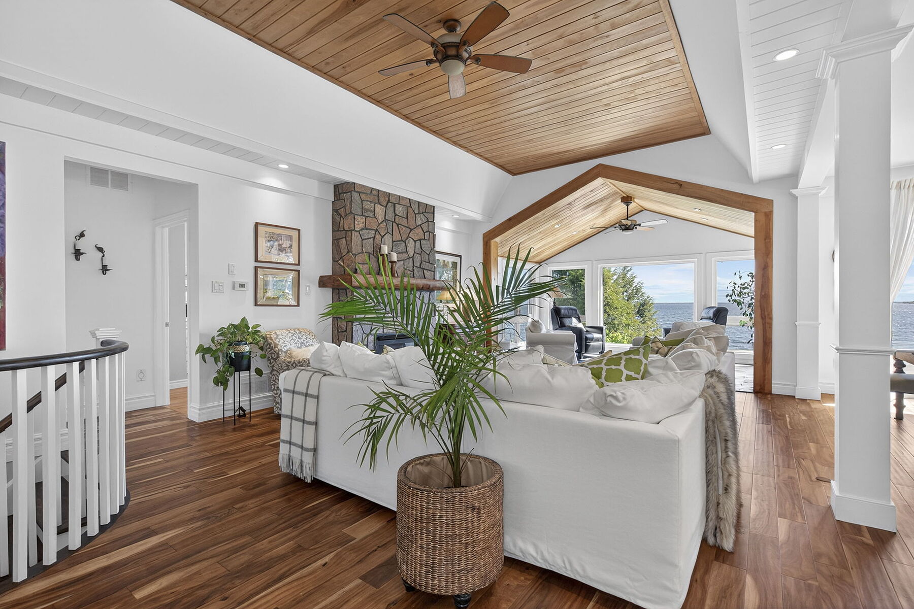  Stunning Waterfront Home - 物件實景