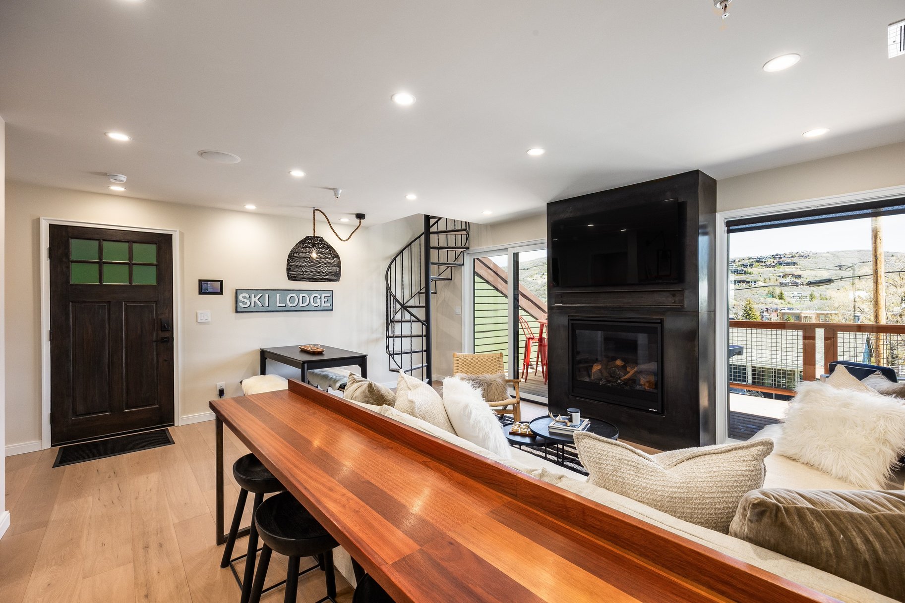 Fully Reimagined Ski-In/Ski-Out Condo — Smart Home Features - 物件實景