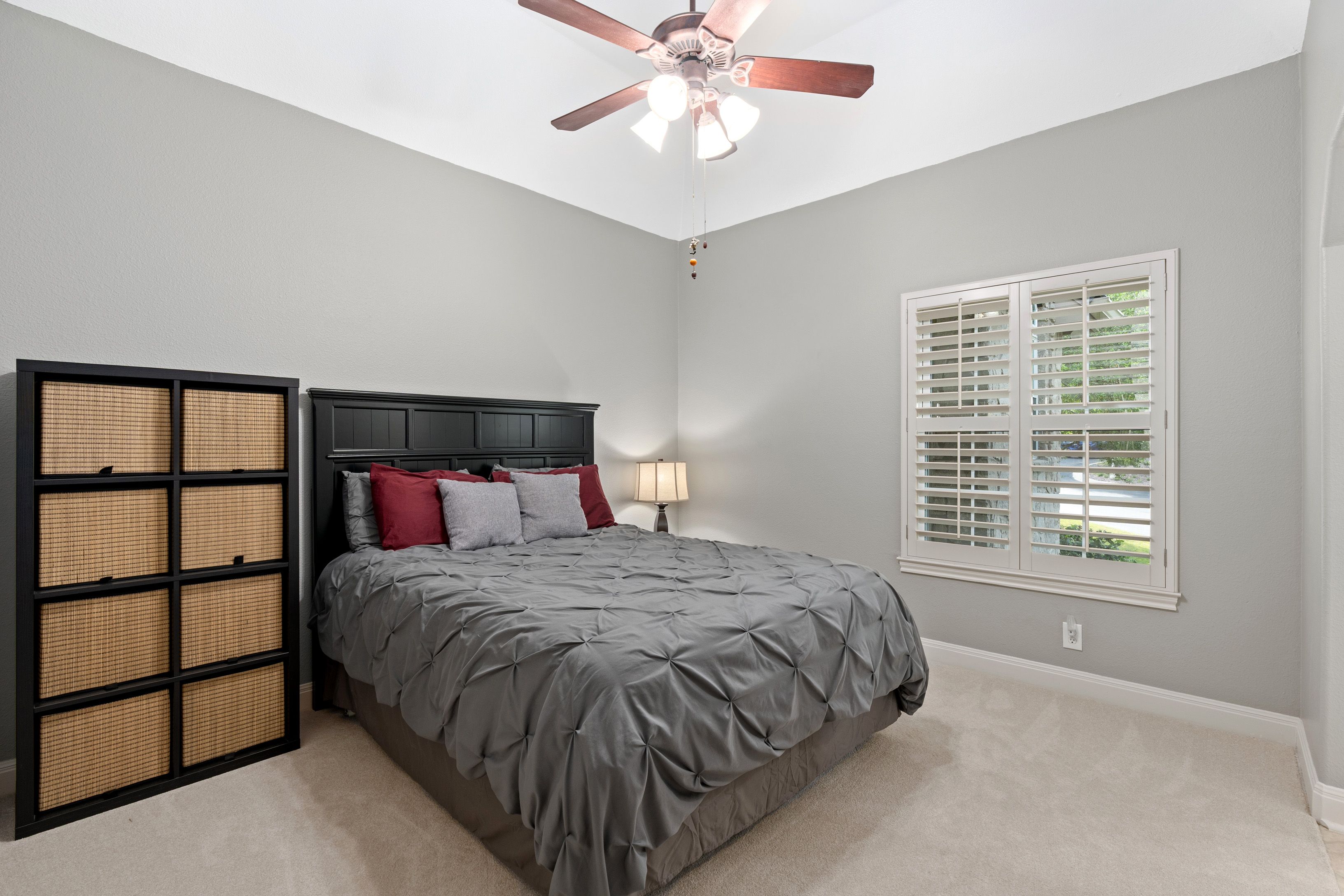  Spacious Estate with Poolside Views - 物件實景