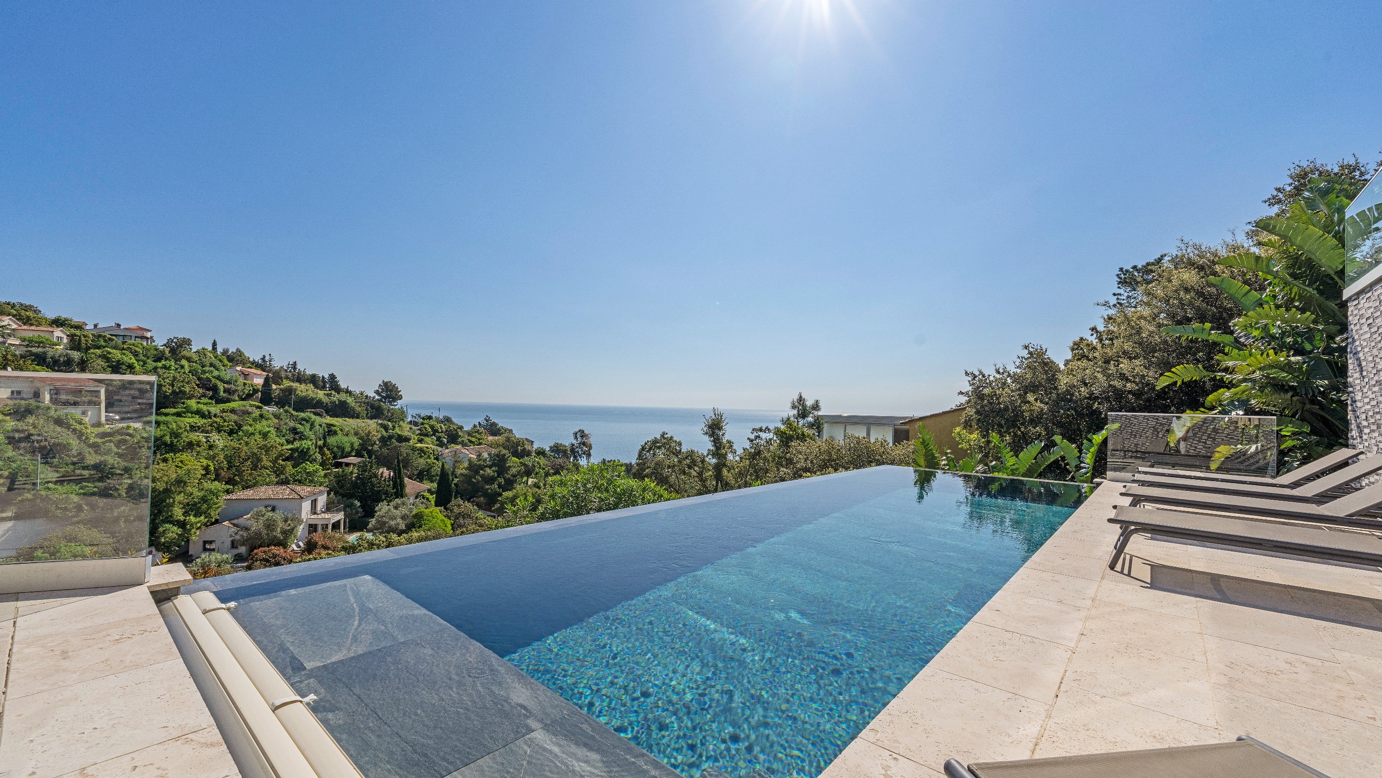  Les Issambres: contemporary villa with pool and sea view, sole agent - 物件實景