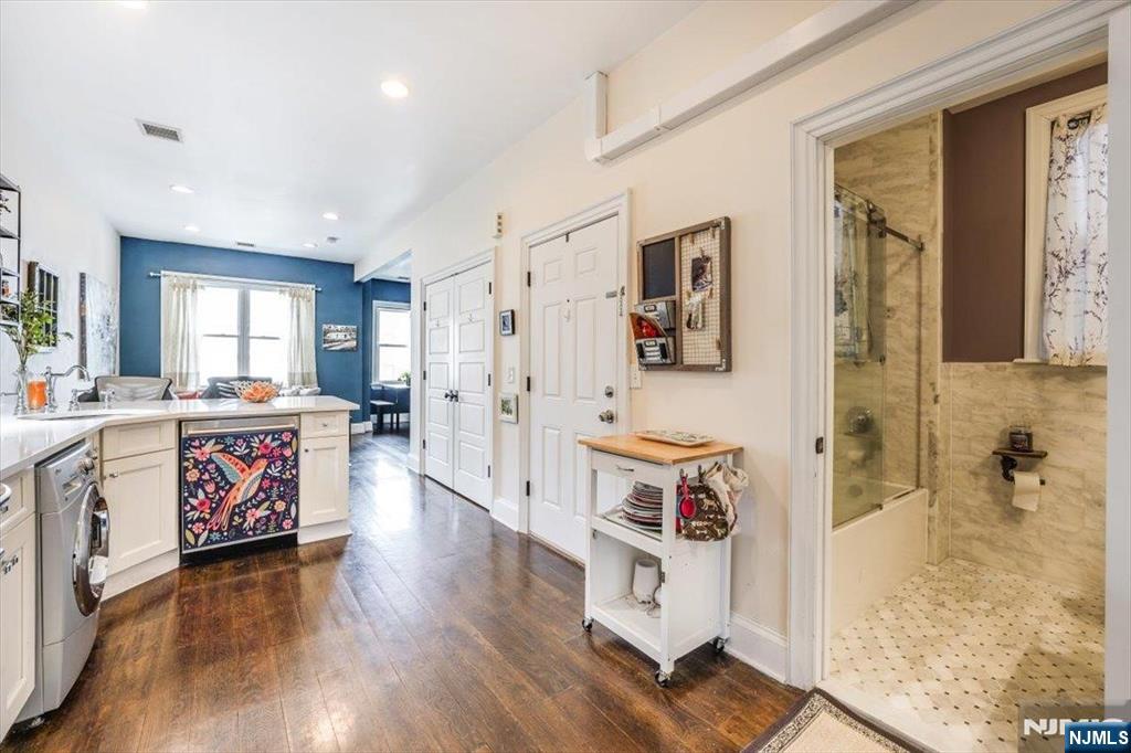 Jersey City, New Jersey, 07302, United States, 1 Bedroom Bedrooms, ,1 BathroomBathrooms,Residential,For Sale,1874019