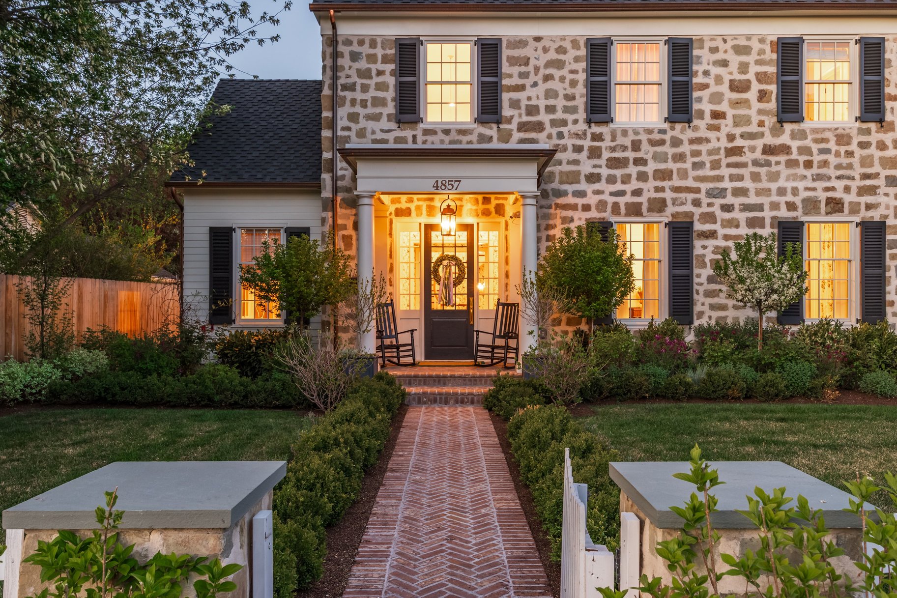  Timeless Colonial Charm Meets Refined Modern Luxury In This Storybook Retreat - 物件實景