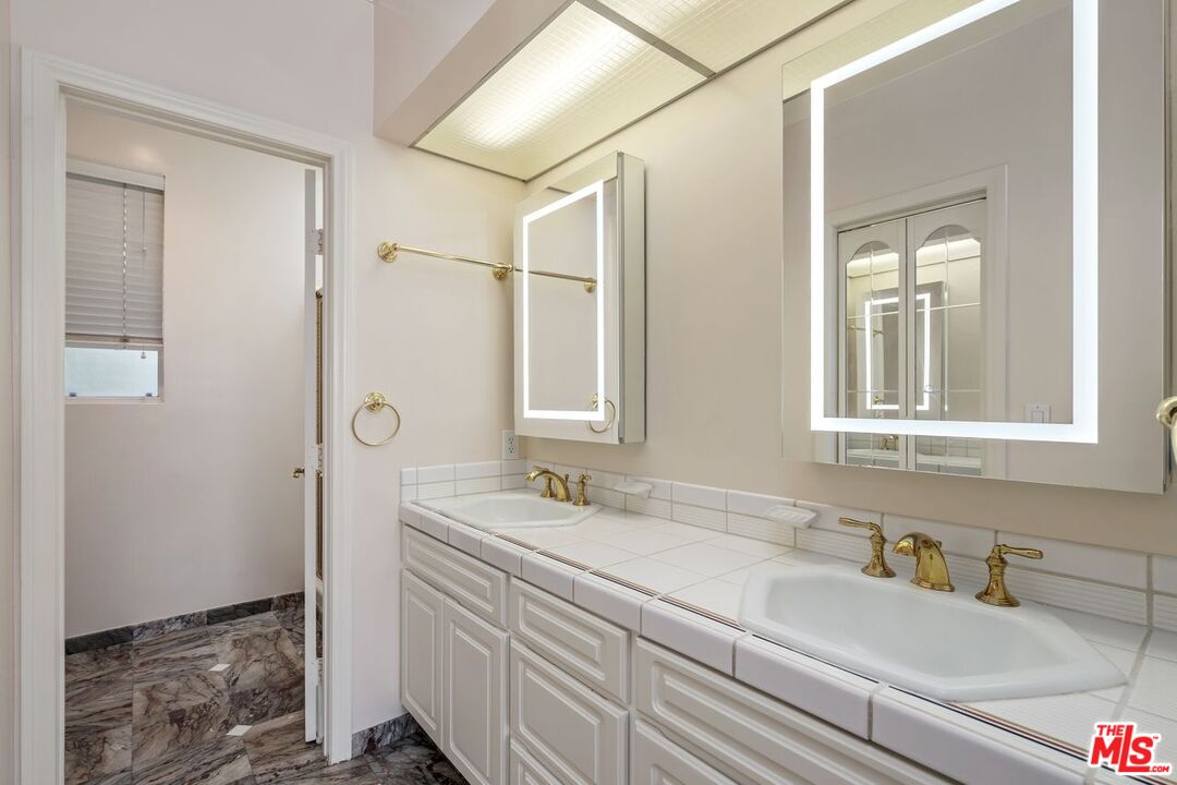 Los Angeles, California, 90024, United States, 2 Bedrooms Bedrooms, ,2 BathroomsBathrooms,Residential,For Sale,1876383