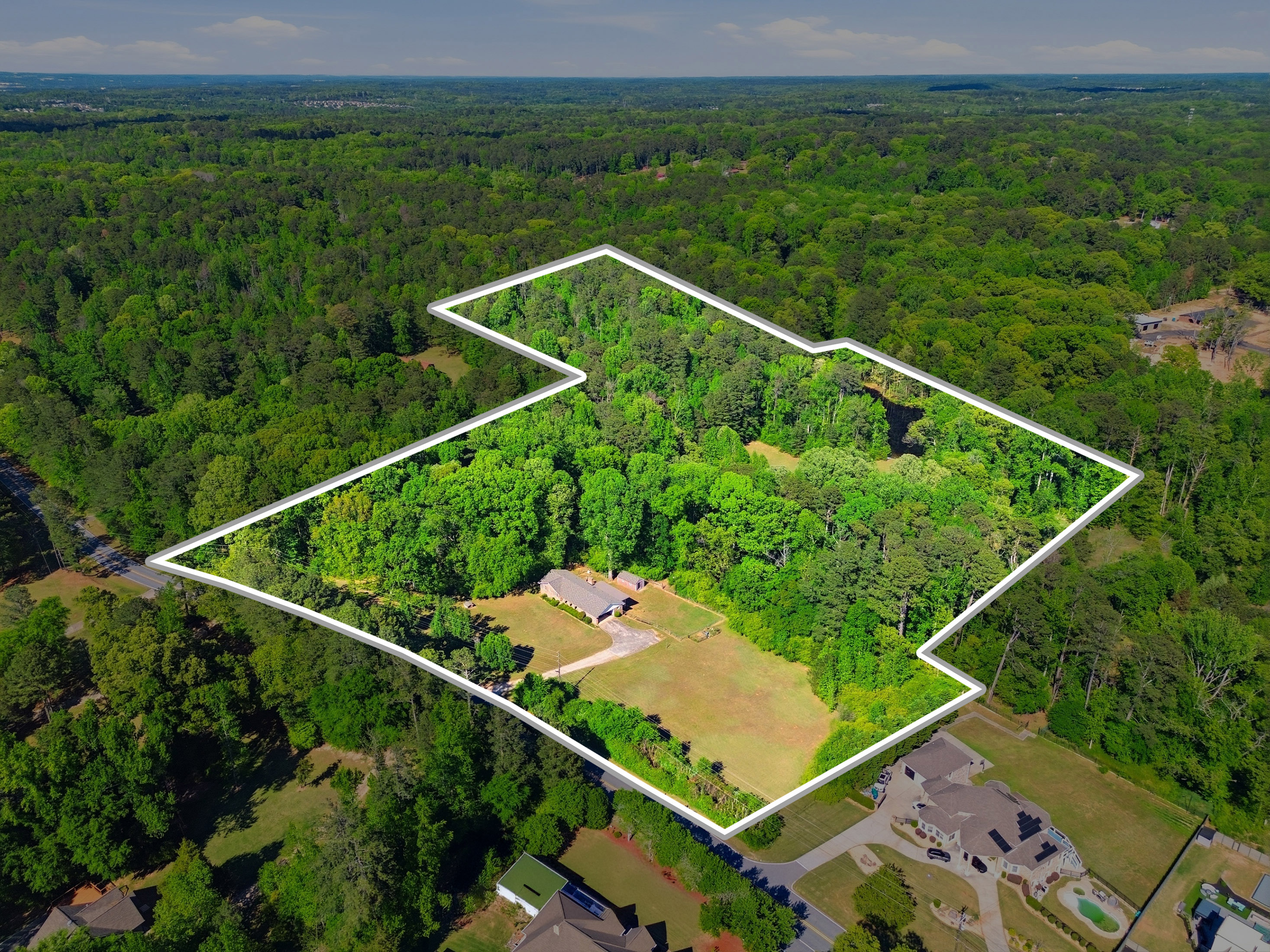  Brick Ranch Perfectly Positioned on 27 Acres with Pond - 物件實景