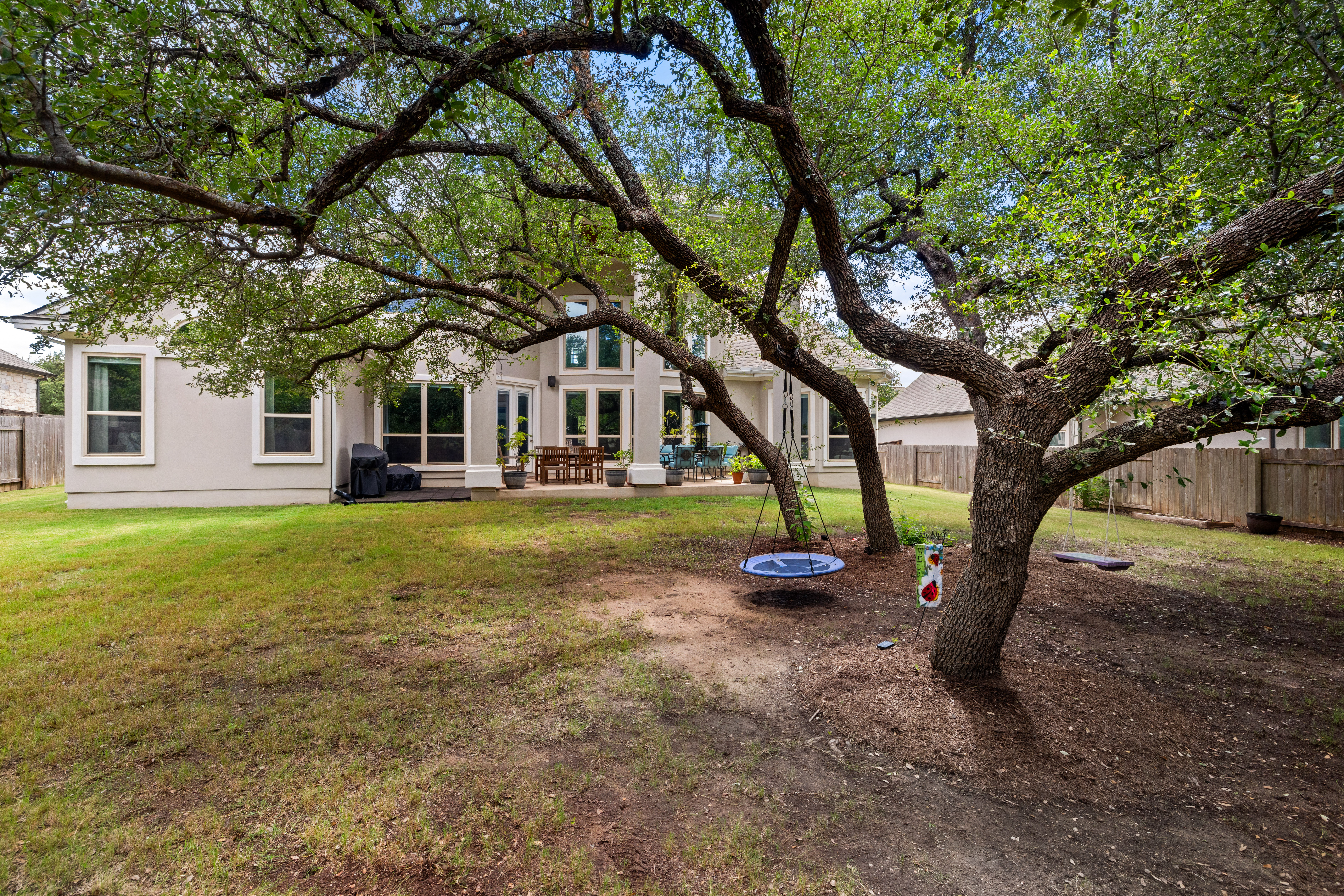  Private Greenbelt Retreat with Dual Main-Floor Suites - 物件實景