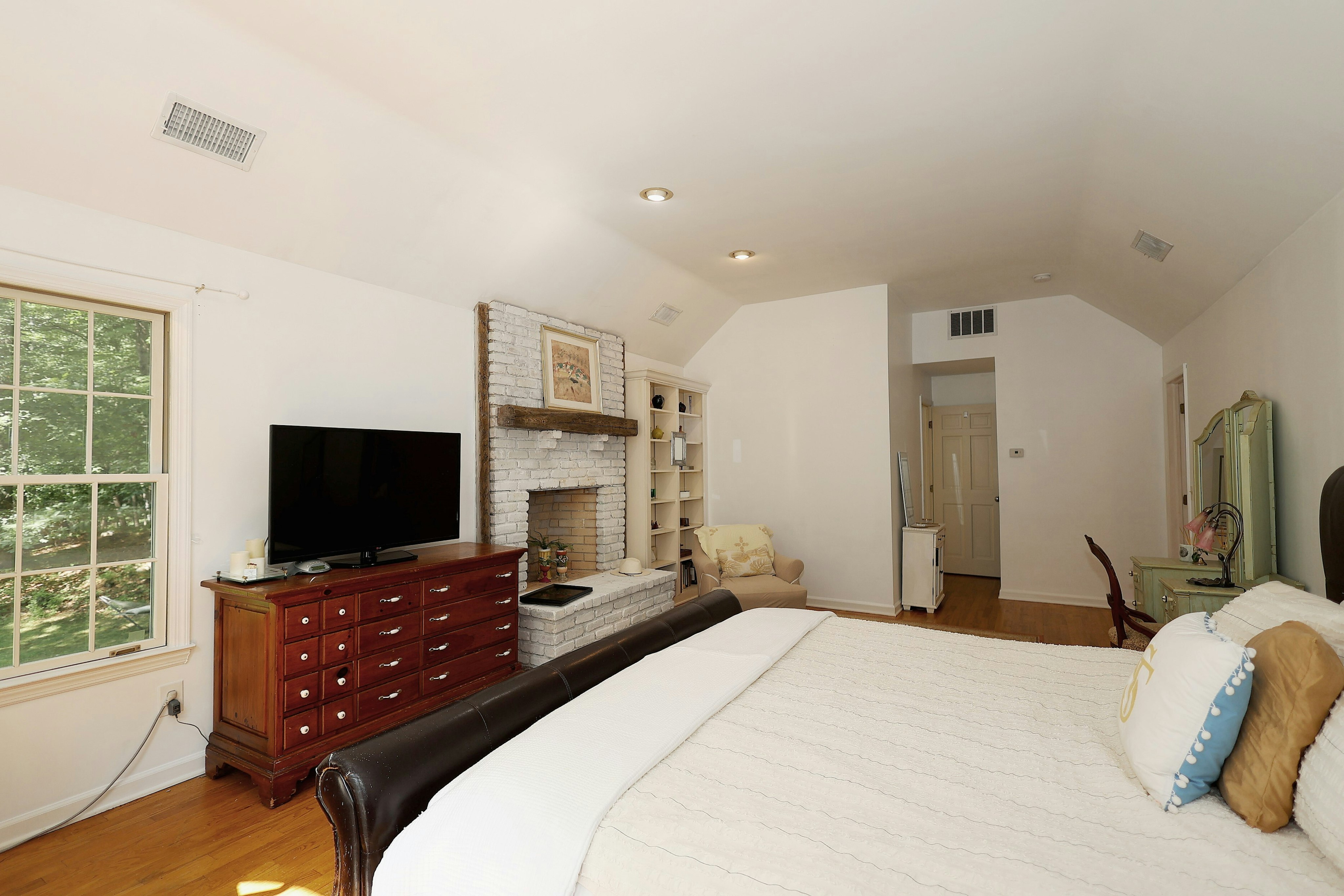  Expansive West Redding Colonial - 物件實景