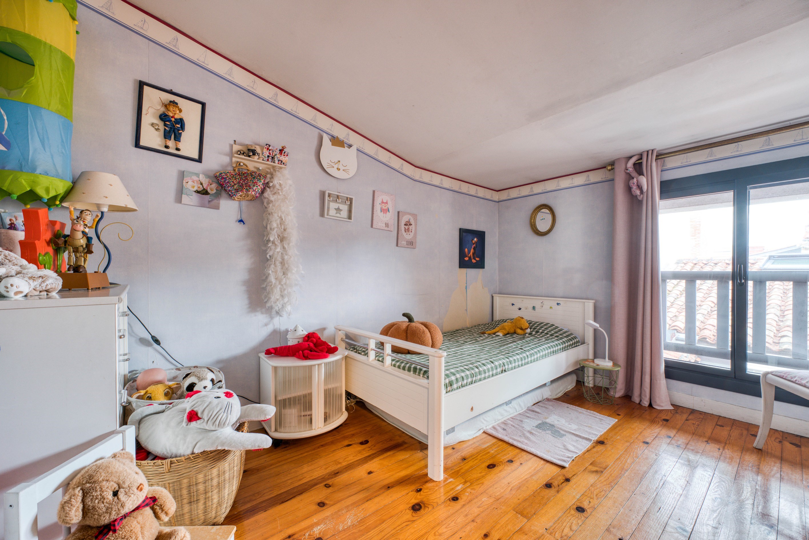  Character Apartment of 160 sqm with Private Patio and Rooftop Views - 物件實景