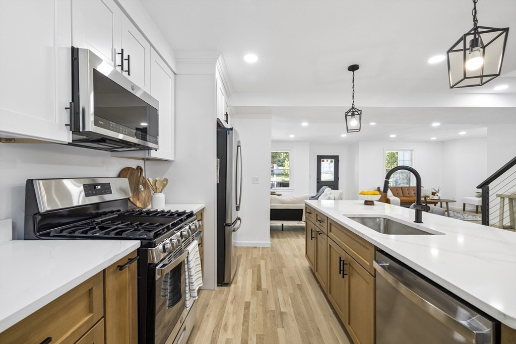 Shrewsbury, Massachusetts, 01545, United States, 3 Bedrooms Bedrooms, ,3 BathroomsBathrooms,Residential,For Sale,1907177
