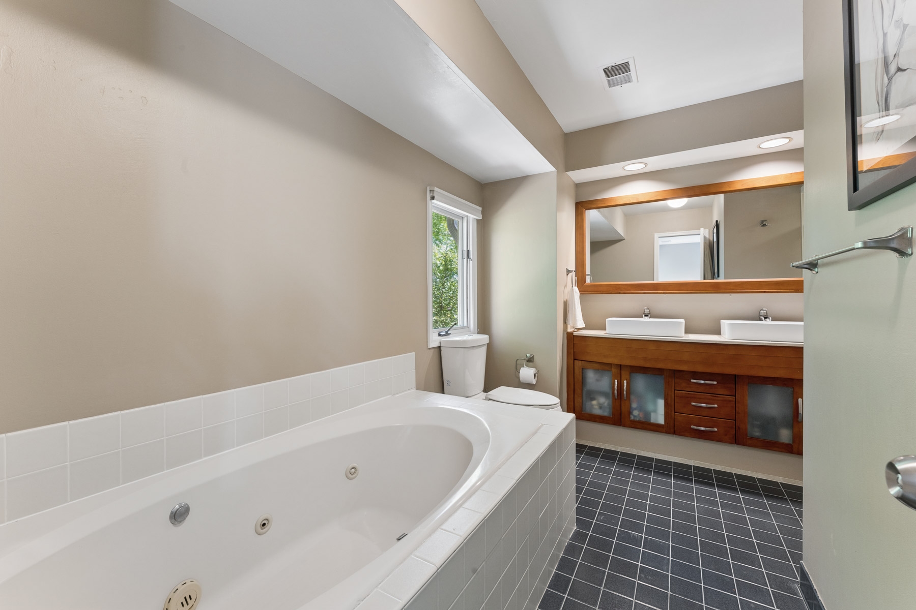  ?Lord Stirling Village? Beautifully Updated Three Bedroom Townhome - 物件實景