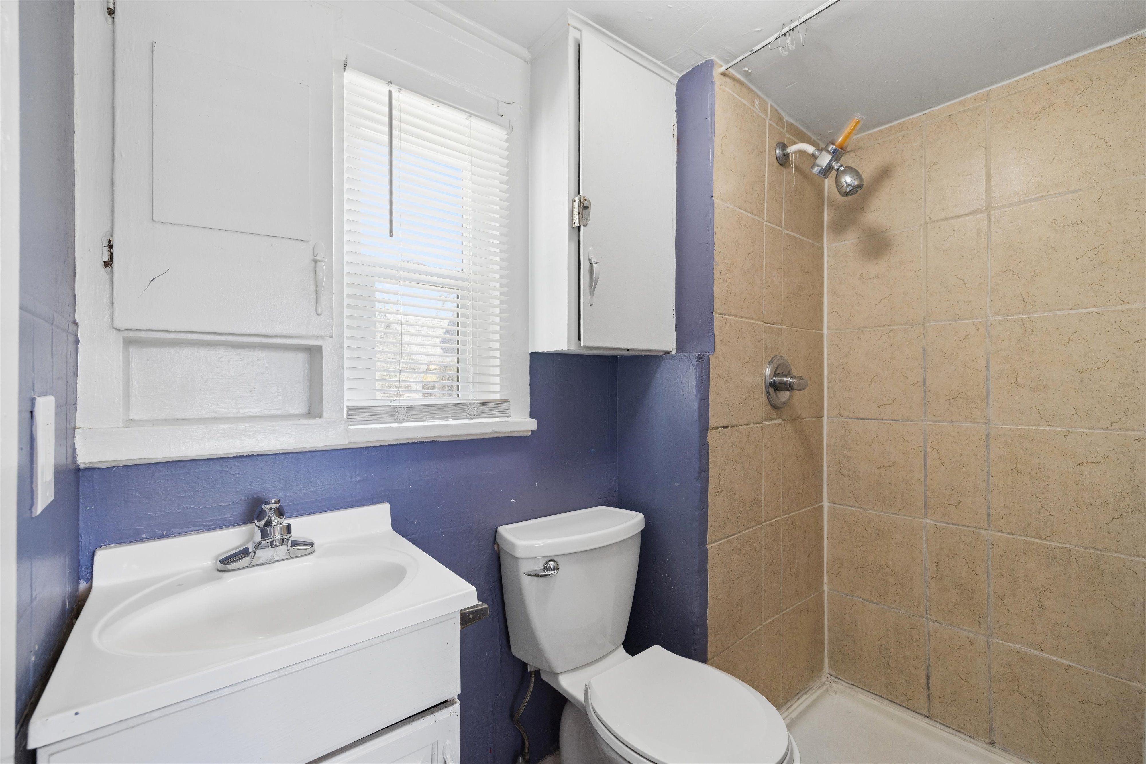  A rare opportunity to own a three-unit residential income property designed for - 物件實景