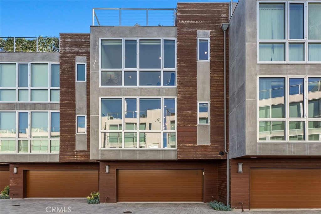 Newport Beach, California, 92663, United States, 2 Bedrooms Bedrooms, ,3 BathroomsBathrooms,Residential,For Sale,1989399