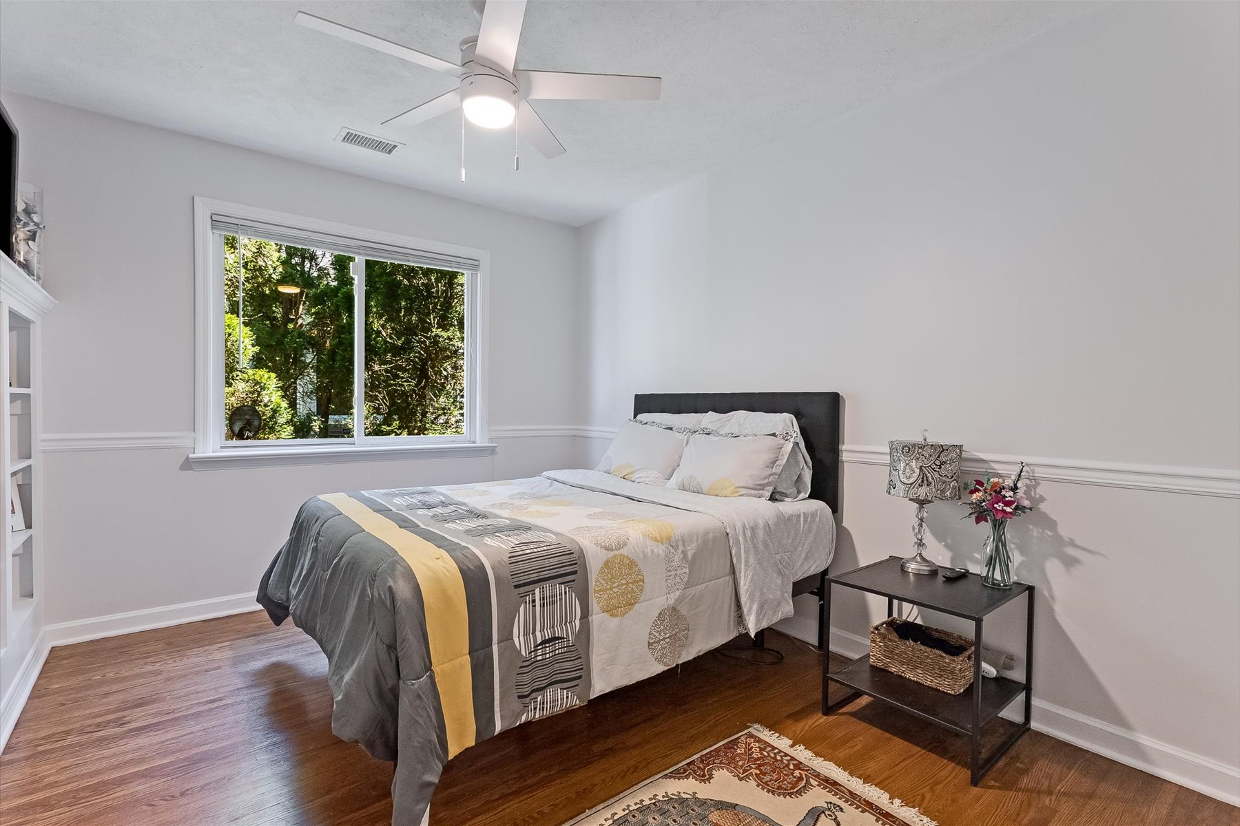  Easy One Floor Ranch Style Home with Vibrant and Perfectly Manicured Property - 物件實景