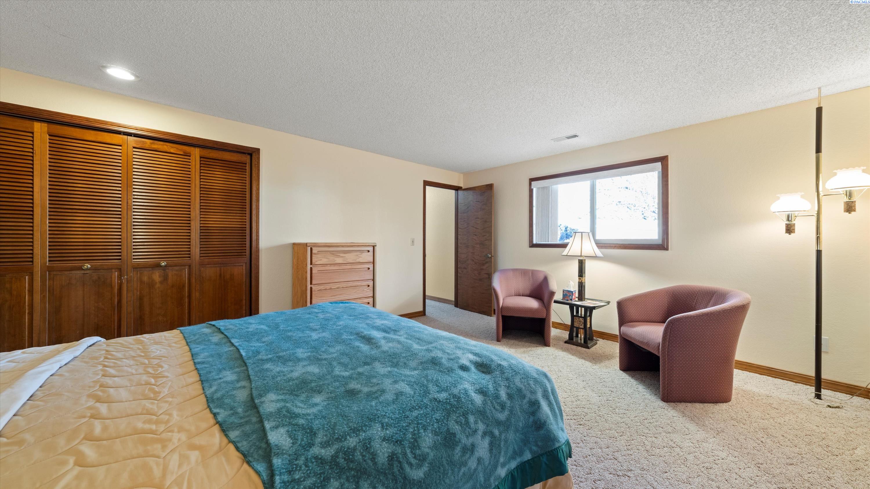 Richland, Washington, 99352, United States, 5 Bedrooms Bedrooms, ,1 BathroomBathrooms,Residential,For Sale,1991452