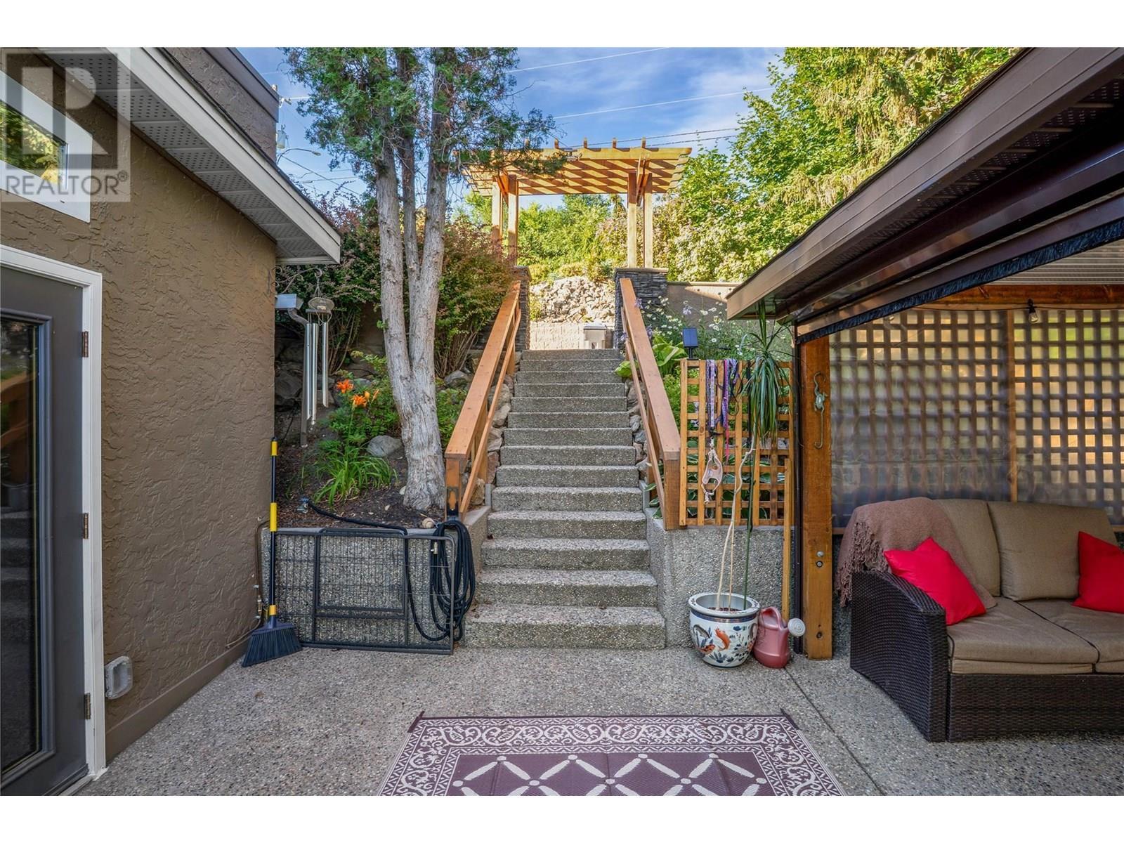 KELOWNA, British Columbia, V1V 2C3, CA, 5 Bedrooms Bedrooms, ,2 BathroomsBathrooms,Residential,For Sale,1911113