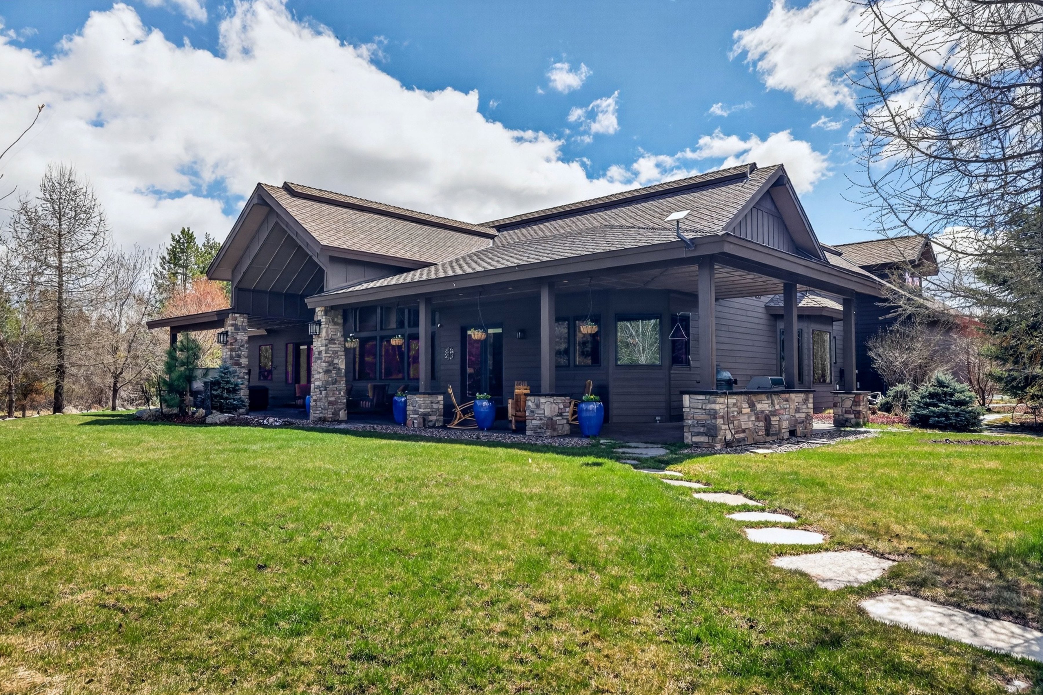 Stunning Home with Payette River Frontage on 2.66 Acres in McCall, Idaho - 物件實景