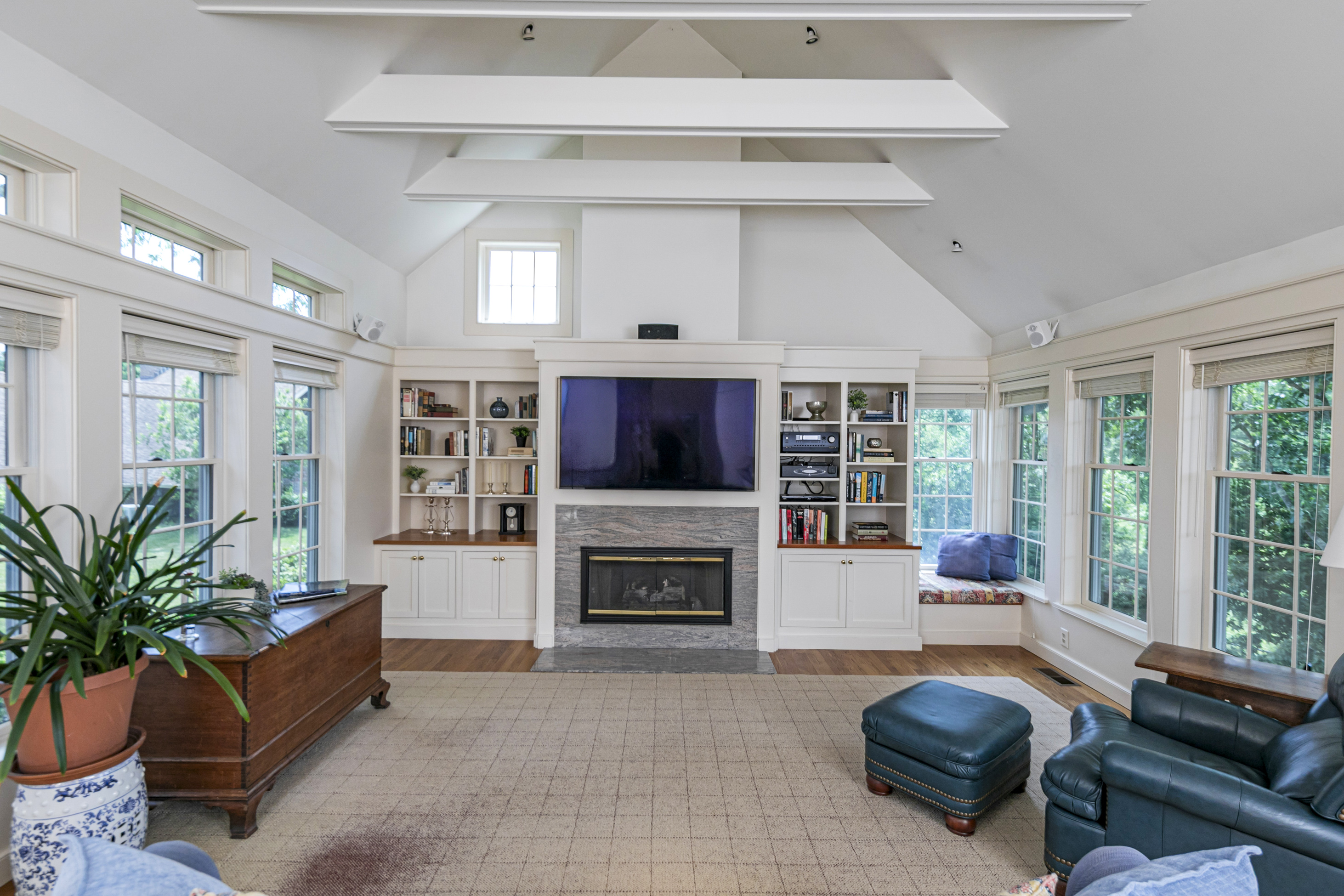  Stand-Out Home in The Glen Features Pastoral Views and Soaring Ceilings - 物件實景