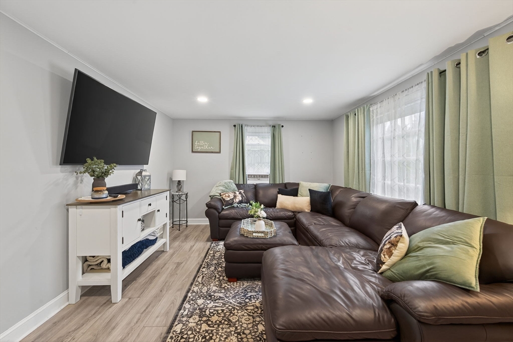 Dracut, Massachusetts, 01826, United States, 4 Bedrooms Bedrooms, ,2 BathroomsBathrooms,Residential,For Sale,1937209