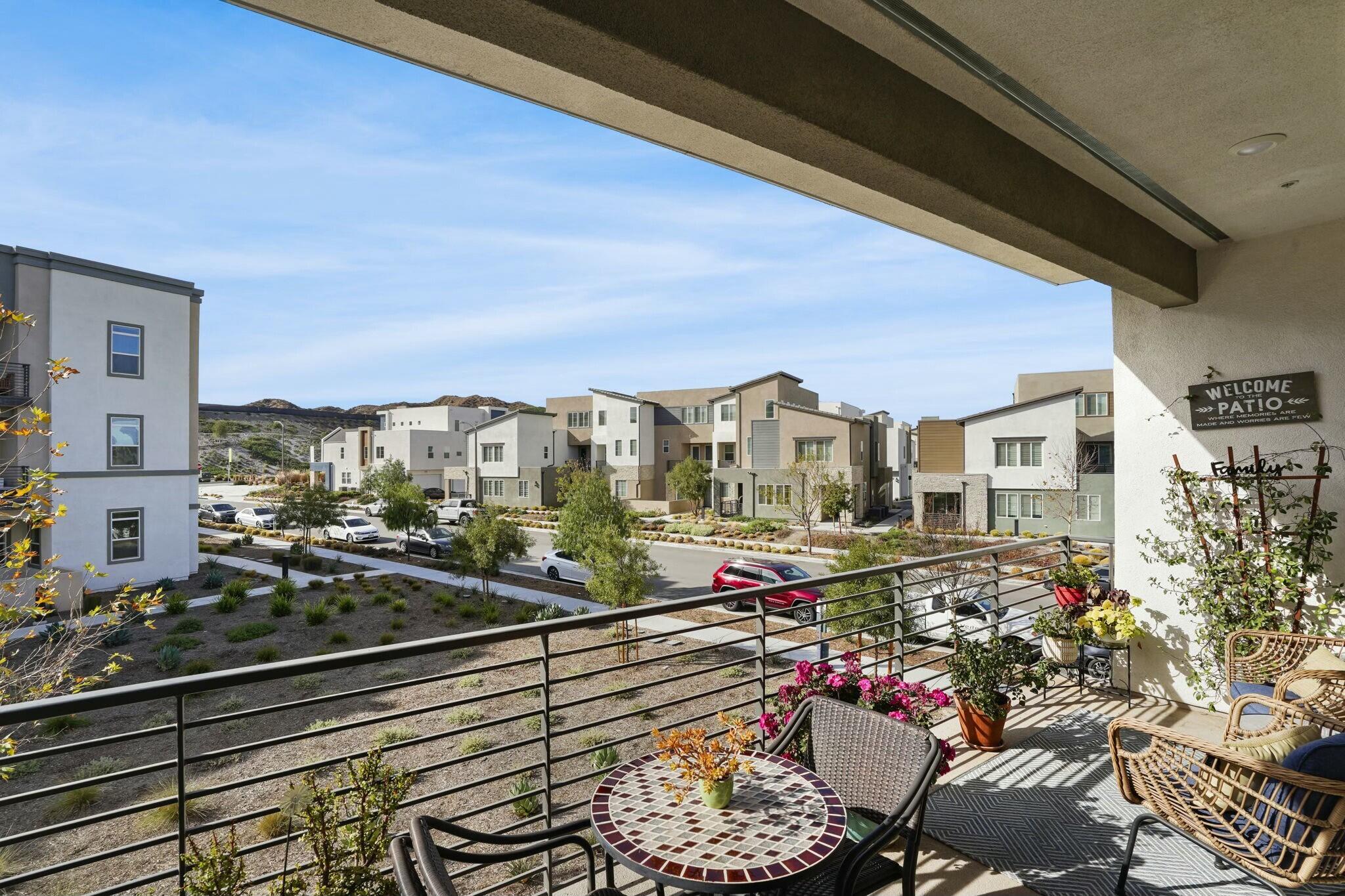 Valencia, California, 91381, United States, 3 Bedrooms Bedrooms, ,2 BathroomsBathrooms,Residential,For Sale,1921906