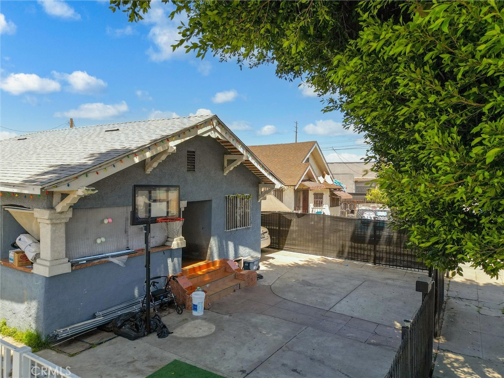 Los Angeles, California, 90003, United States, 5 Bedrooms Bedrooms, ,3 BathroomsBathrooms,Residential,For Sale,1935114