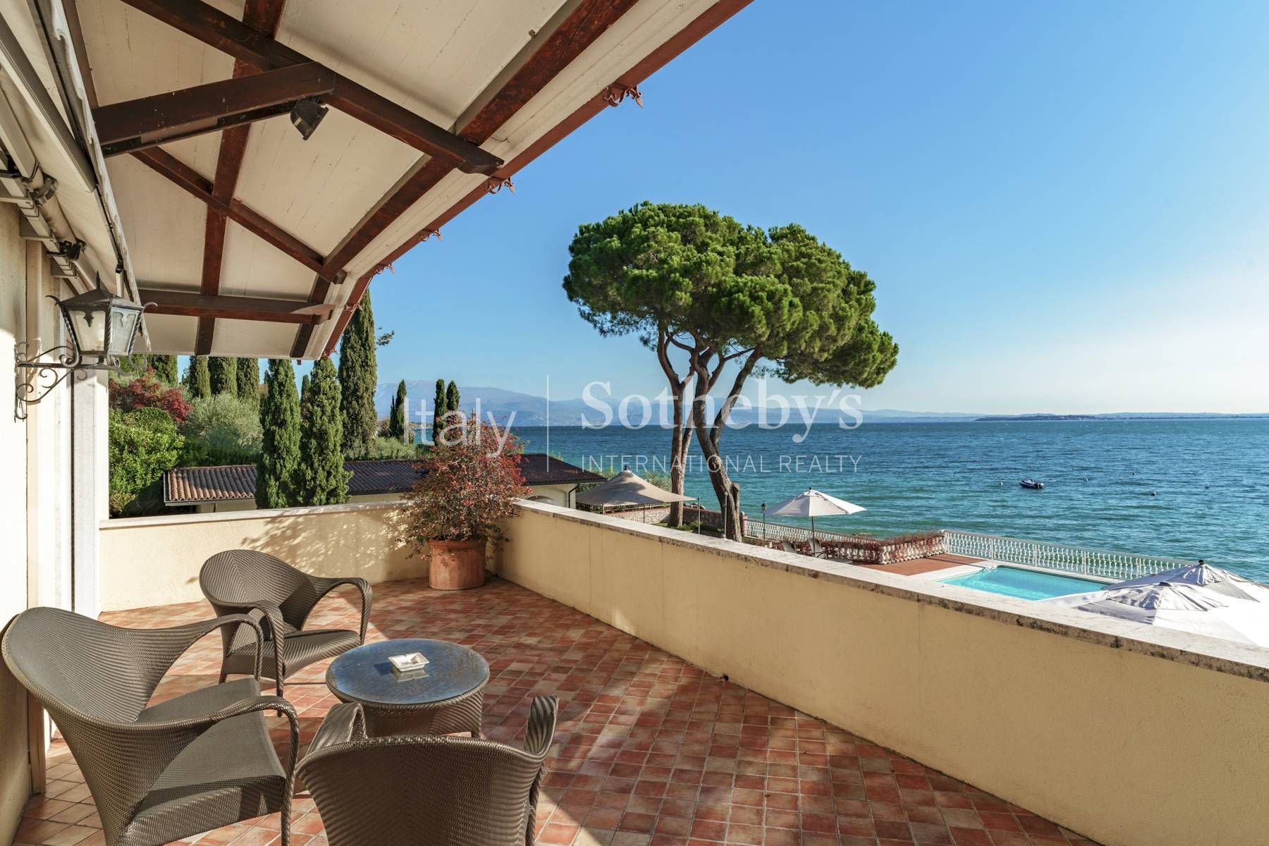  Prestigious lakefront estate with private boathouse and dock - 物件實景