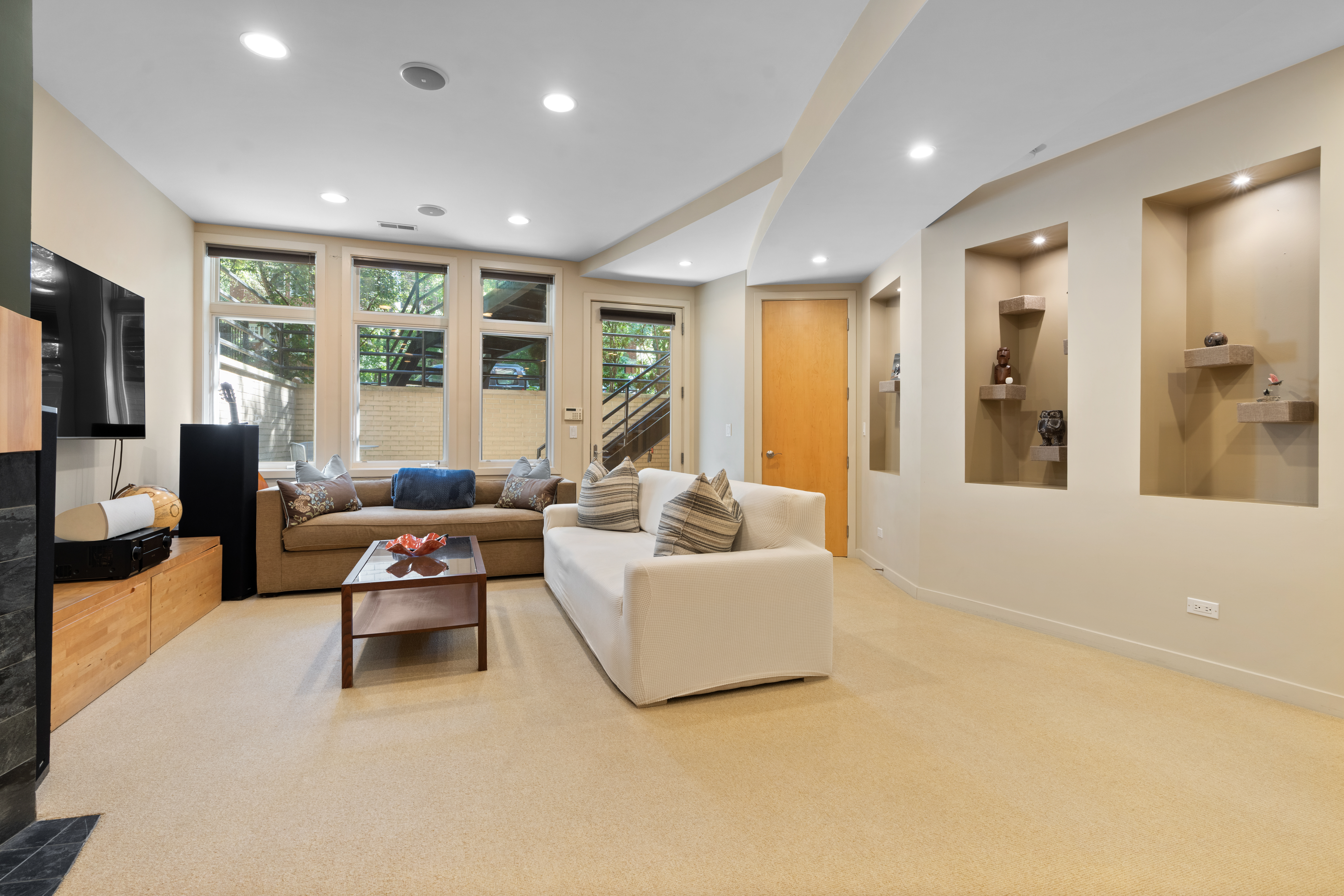  Architecturally Distinctive and Flooded with Natural Light - 物件實景