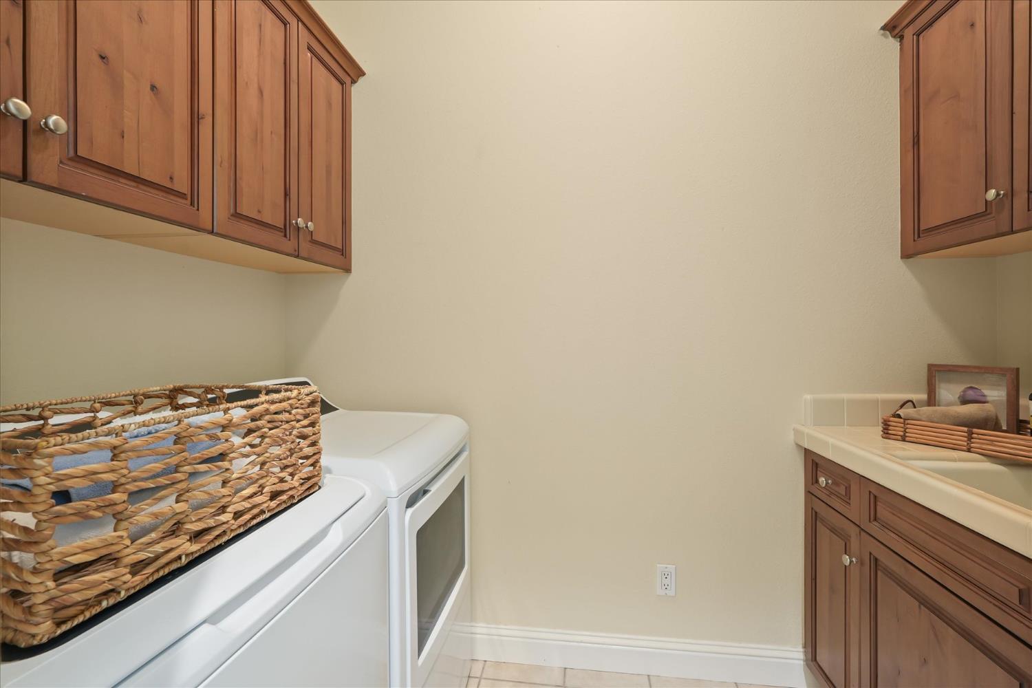 Clovis, California, 93619, United States, 3 Bedrooms Bedrooms, ,2 BathroomsBathrooms,Residential,For Sale,1942854