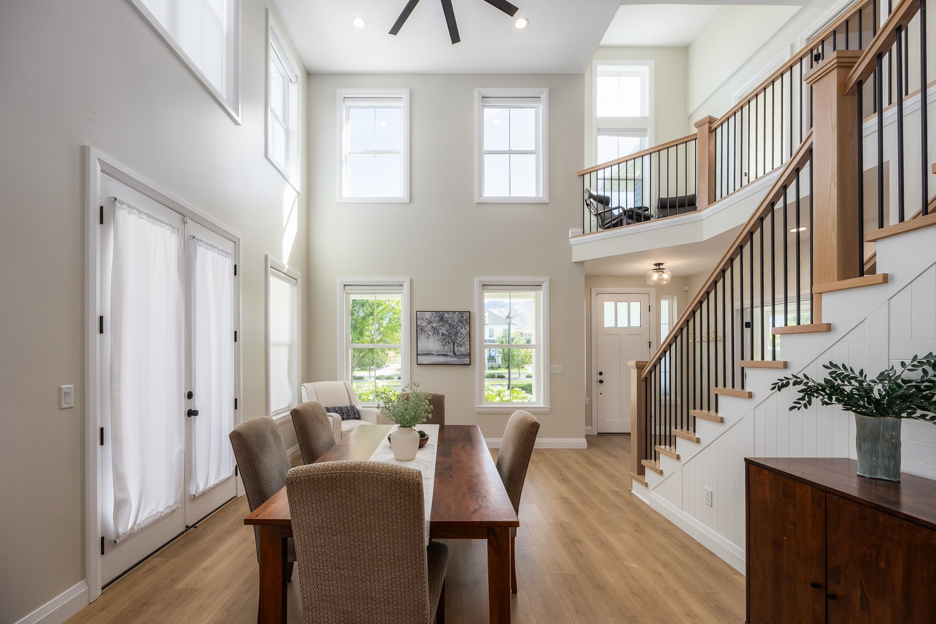  Impeccably Maintained Home with Mountain Views & Four-Car Garage - 物件實景