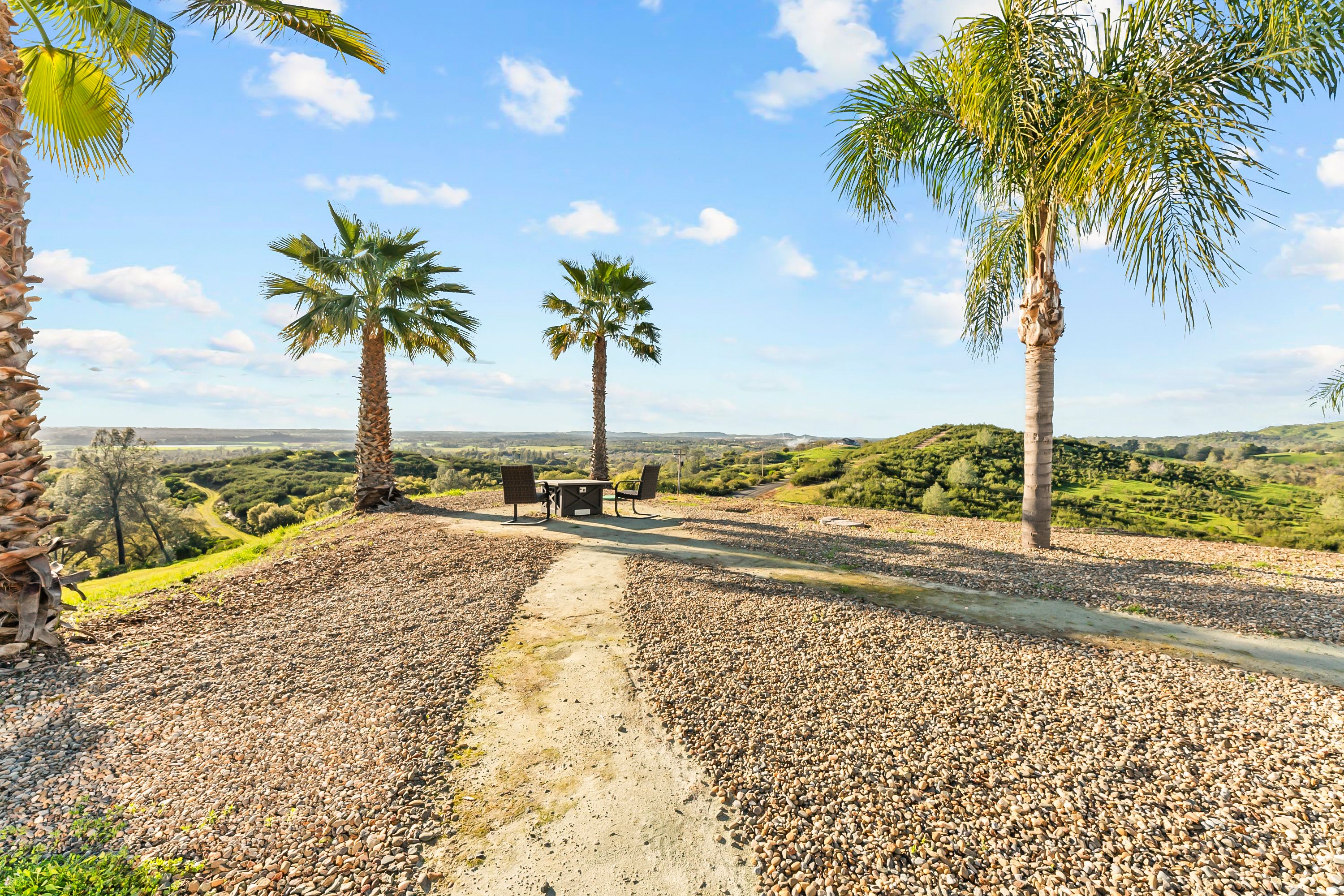  40 Acres - Big Views - Renovated Home - 物件實景