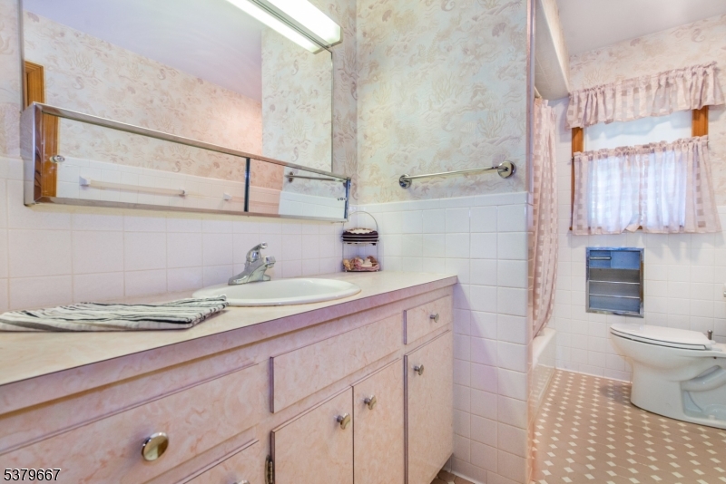 Parsippany-Troy Hills Twp., New Jersey, 07950, United States, 3 Bedrooms Bedrooms, ,4 BathroomsBathrooms,Residential,For Sale,1926193