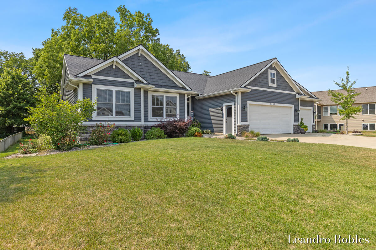 Alward Dr, Hudsonville, MI 49426