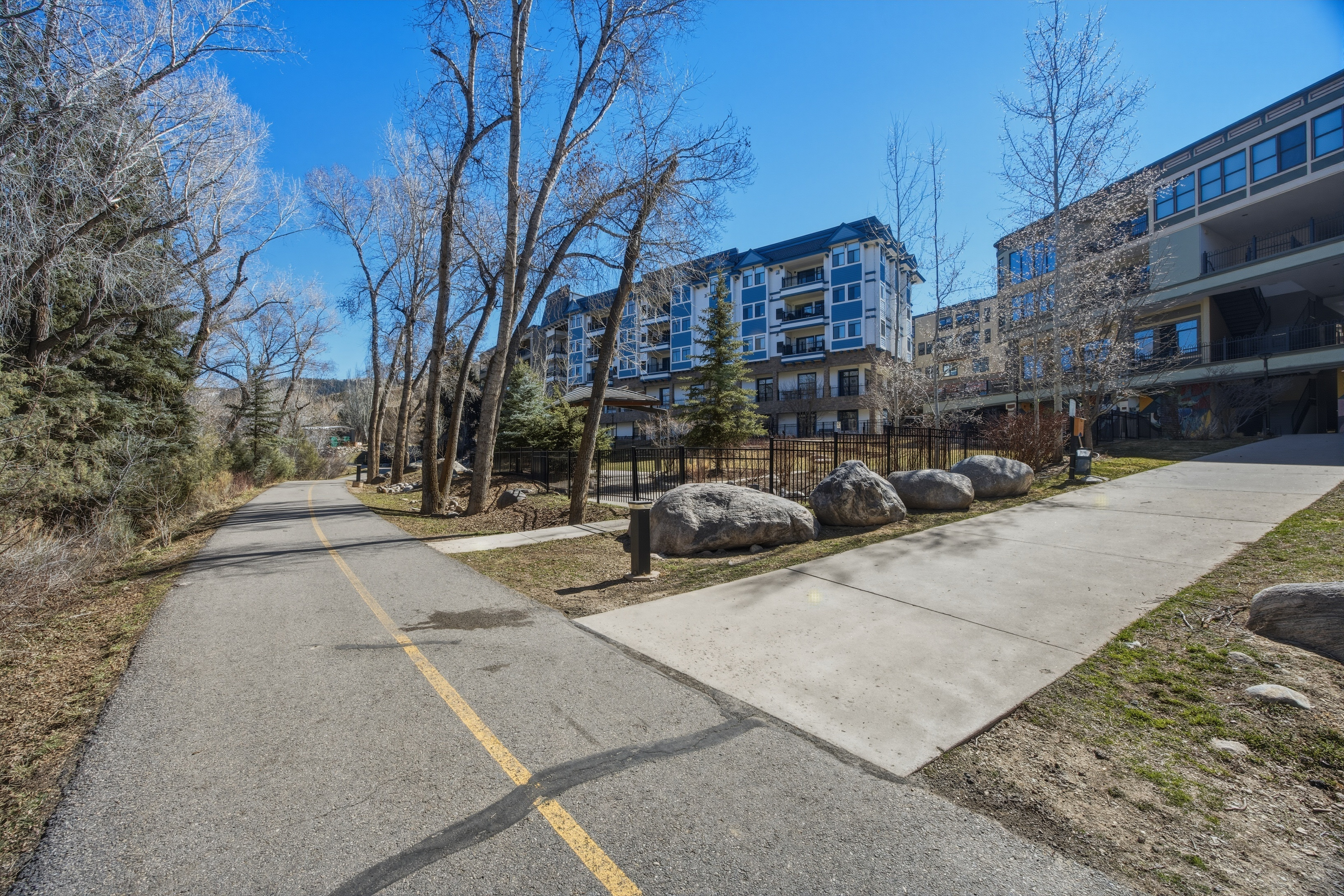  Spacious south-facing top-floor corner residence with Mountain Views. - 物件實景